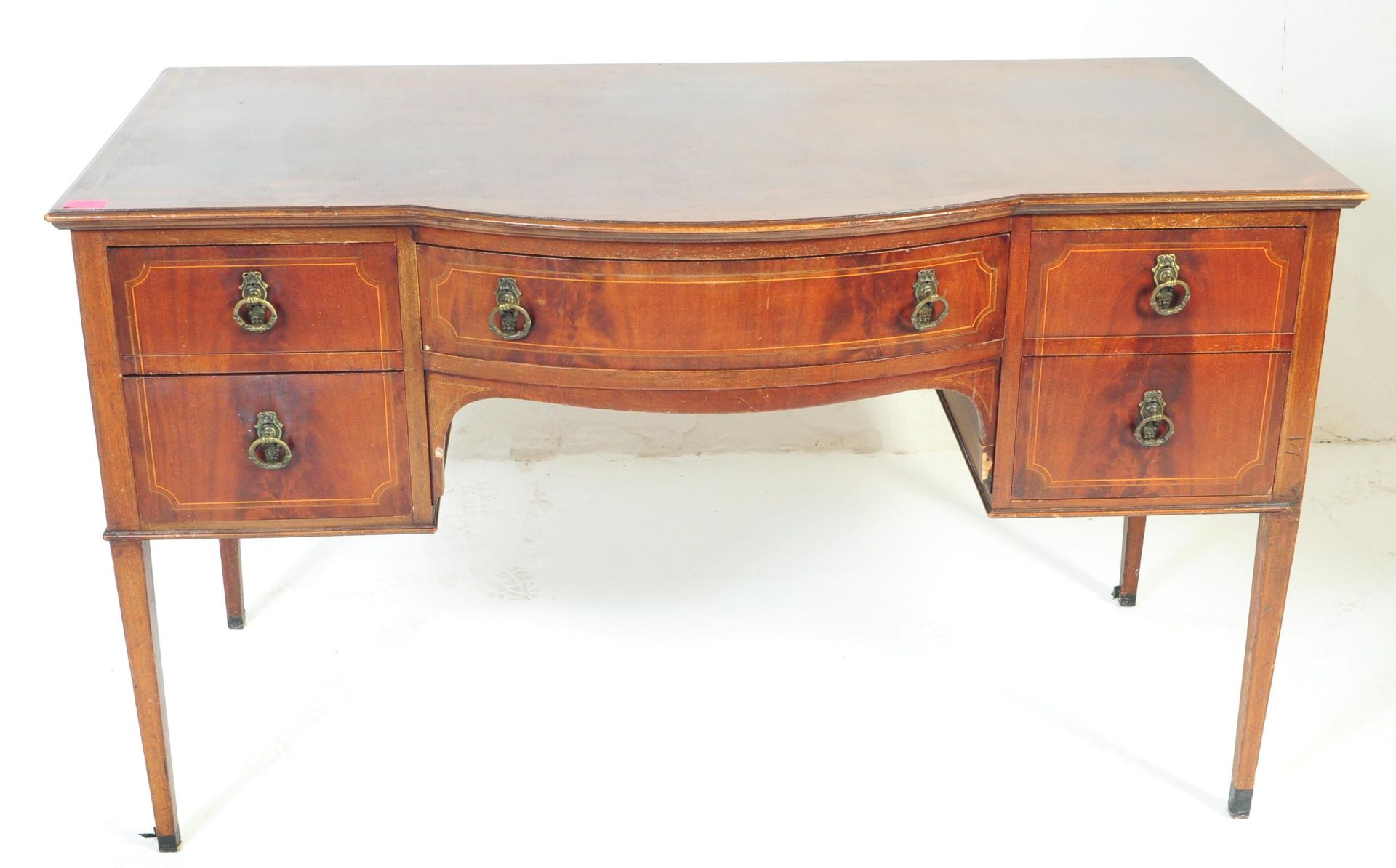 EDWARDIAN MAHOGANY INLAID BREAKFRONT KNEEHOLE WRITING DESK - Bild 2 aus 5