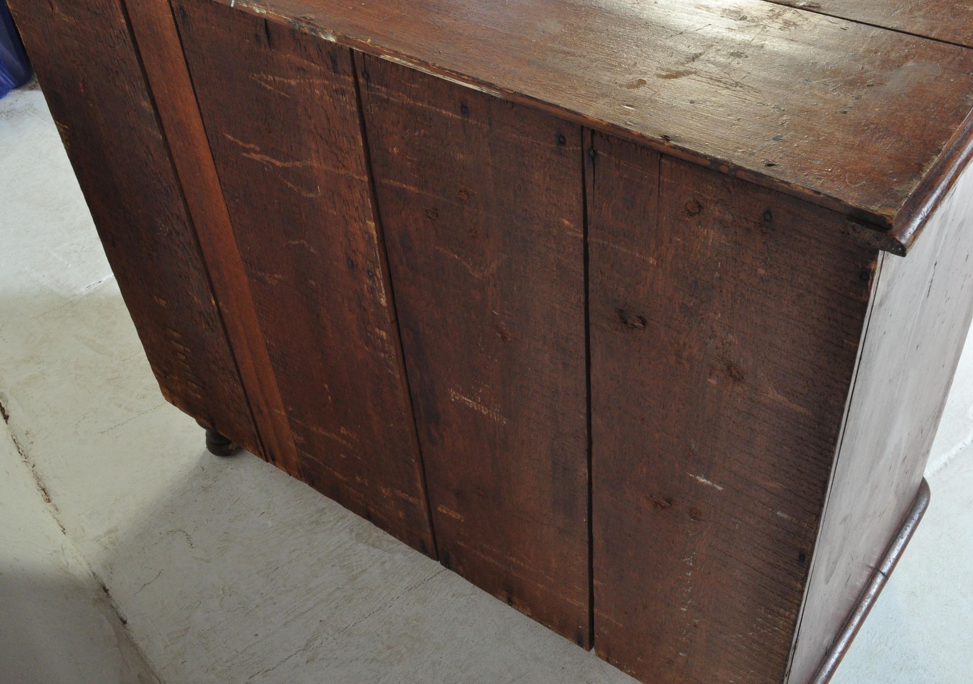 19TH CENTURY MAHOGANY CHEST OF DRAWERS - Image 5 of 6