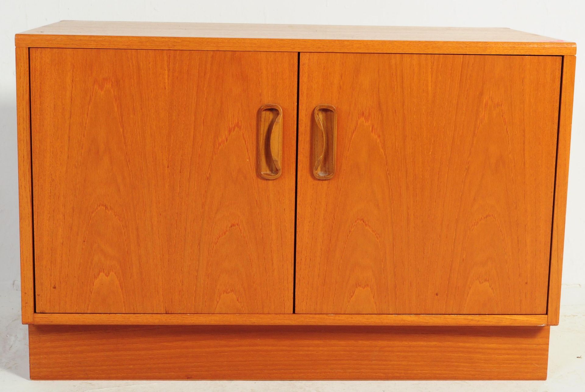 G-PLAN FURNITURE - FRESCO PATTERN MATCHED PAIR TEAK CABINETS - Image 5 of 6