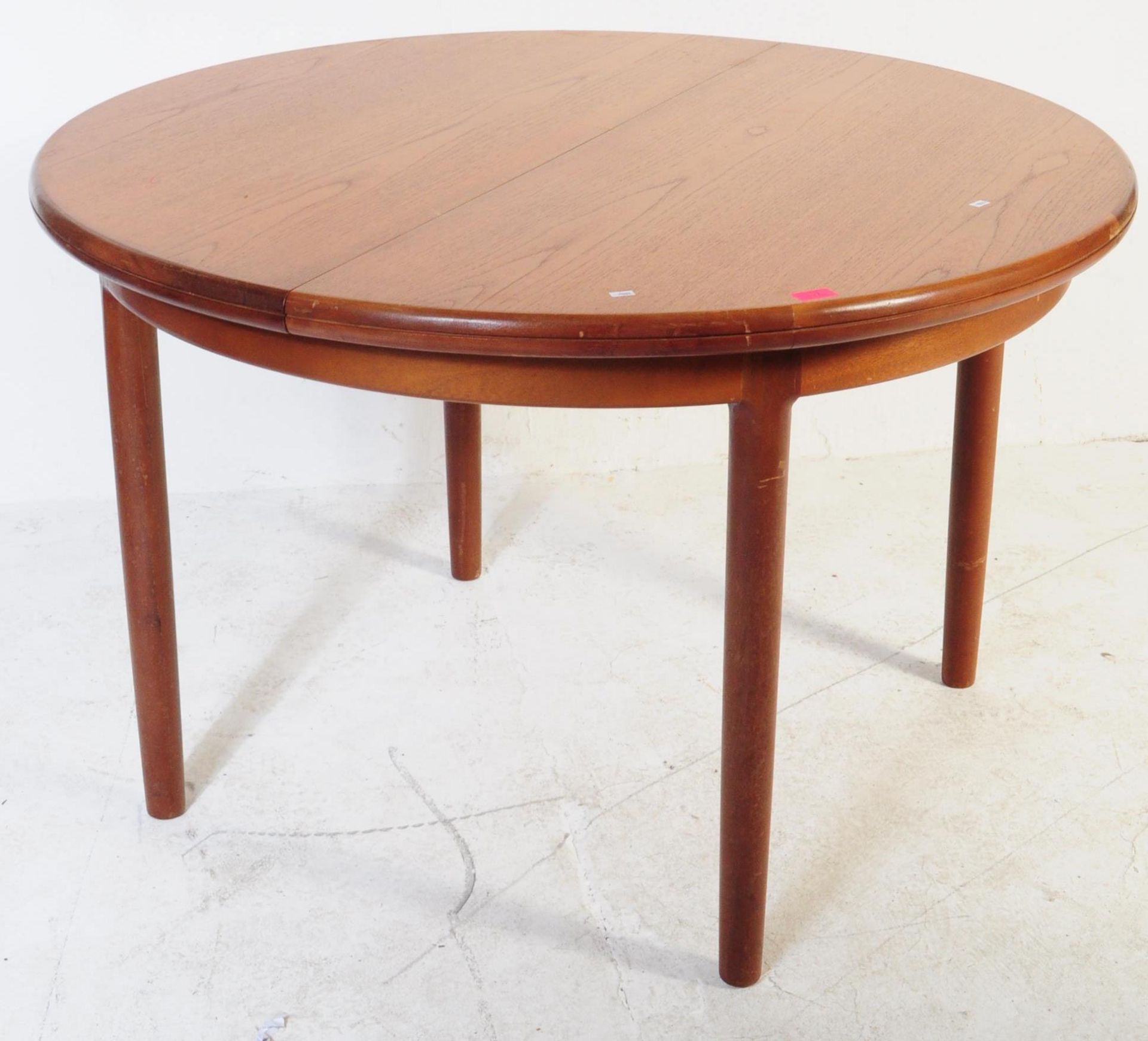 G-PLAN FURNITURE - TEAK CHESTER CIRCULAR DINING TABLE - Bild 2 aus 3