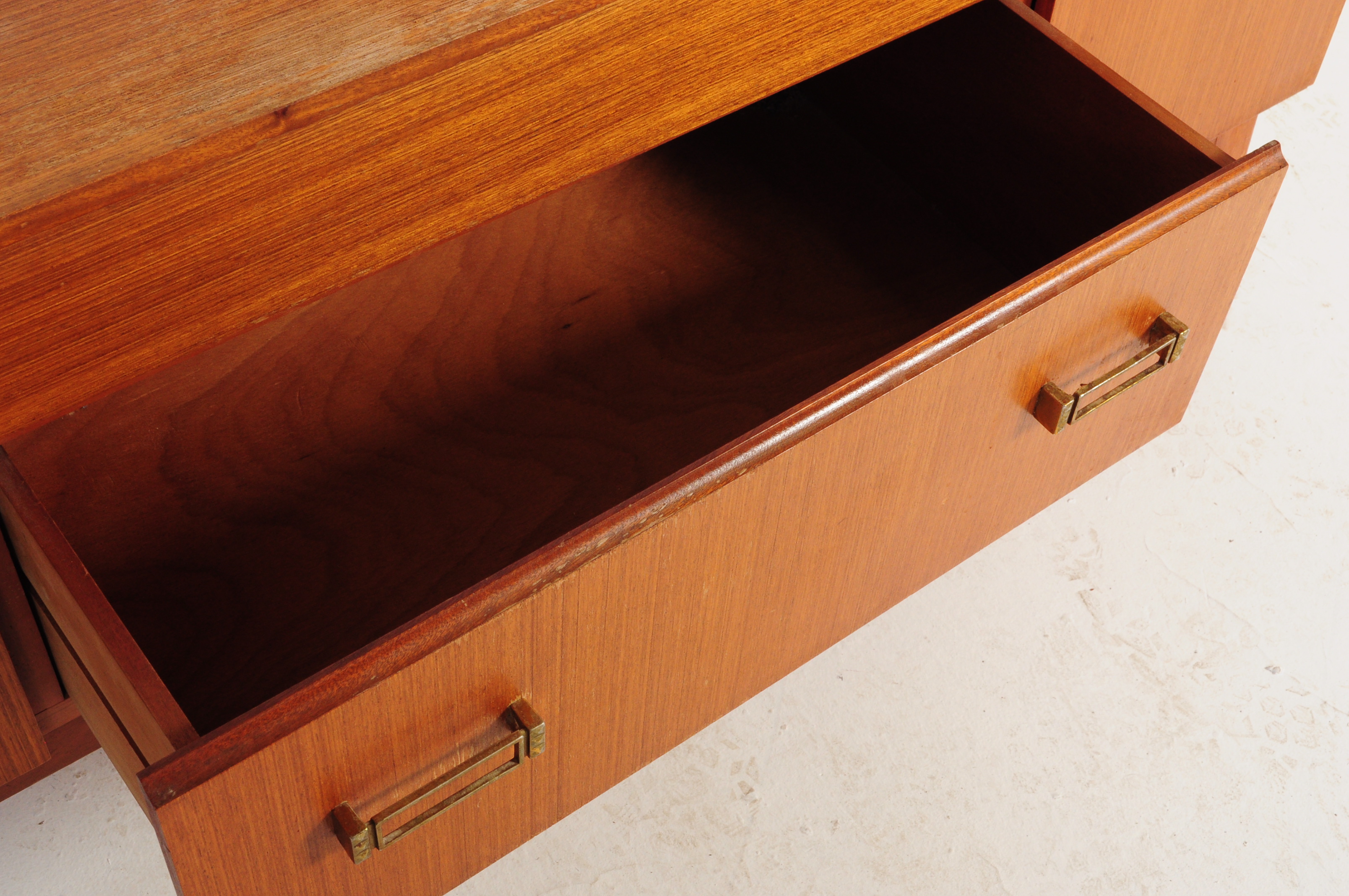 A VINTAGE 20TH CENTURY TEAK WOOD SIDEBOARD CREDENZA - Image 5 of 5