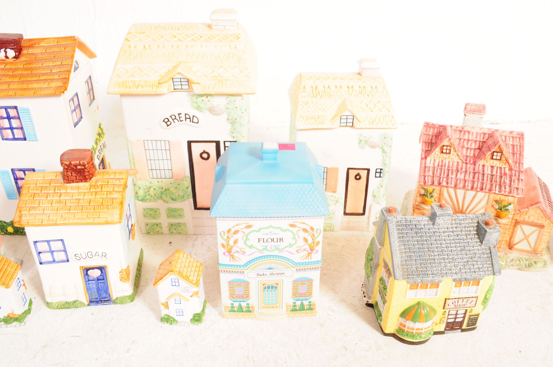 COLLECTION OF 20TH CENTURY COOKIE / BISCUIT JAR HOUSES - Image 4 of 5