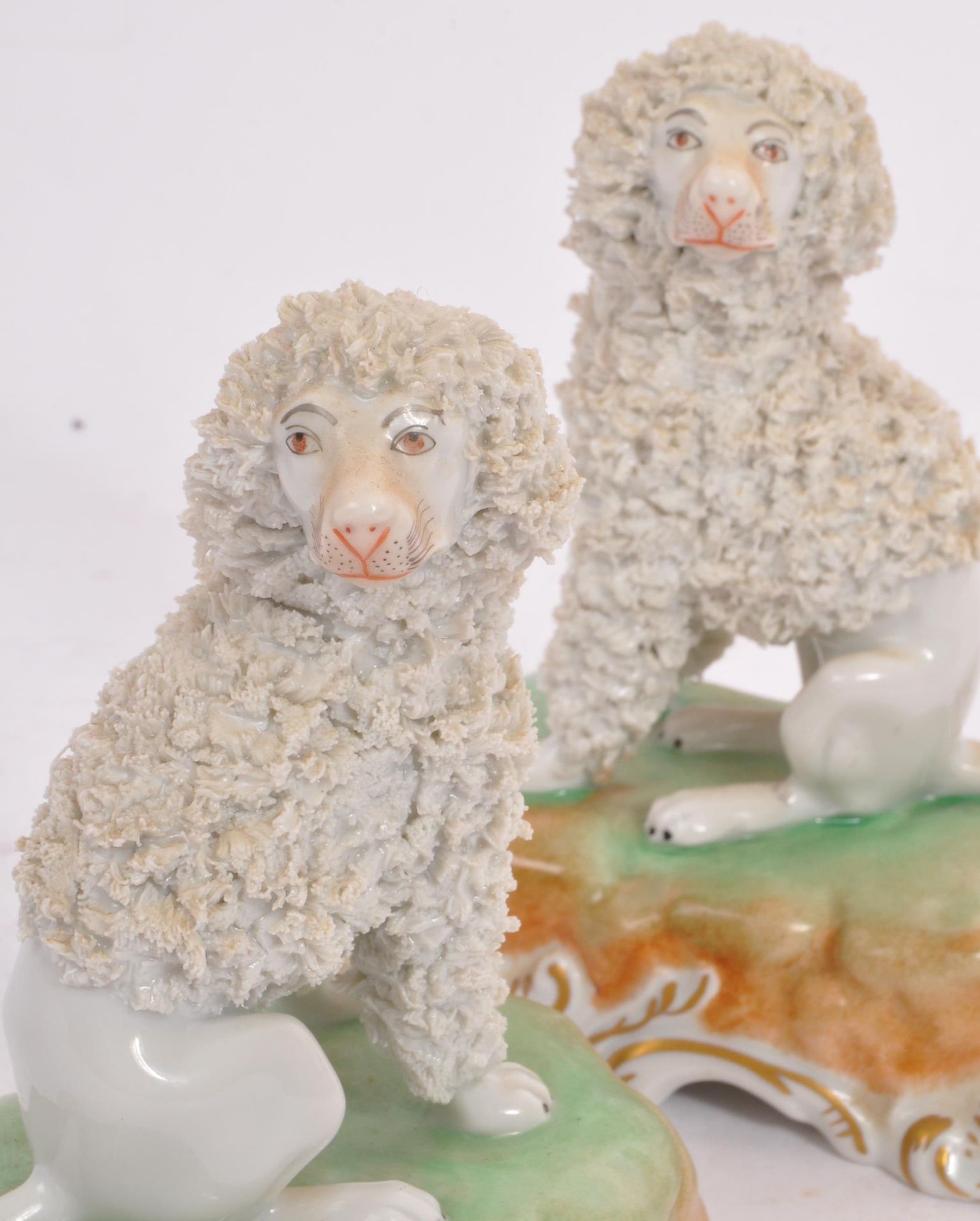 PAIR OF 19TH CENTURY DRESDEN PORCELAIN POODLE FIGURES - Bild 6 aus 7