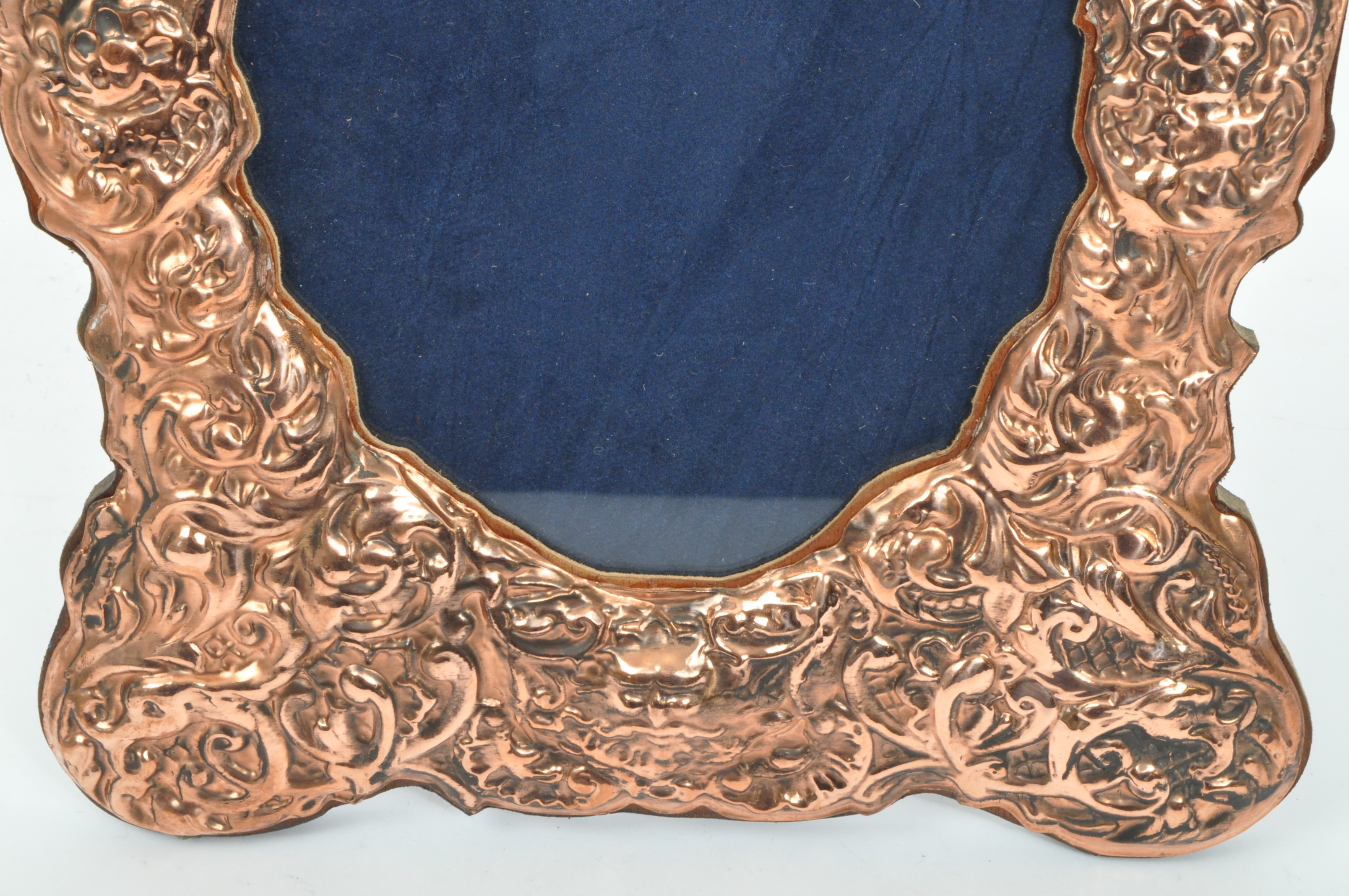 LARGE 19TH CENTURY STYLE REPOUSSE COPPER PHOTO FRAME - Image 3 of 7