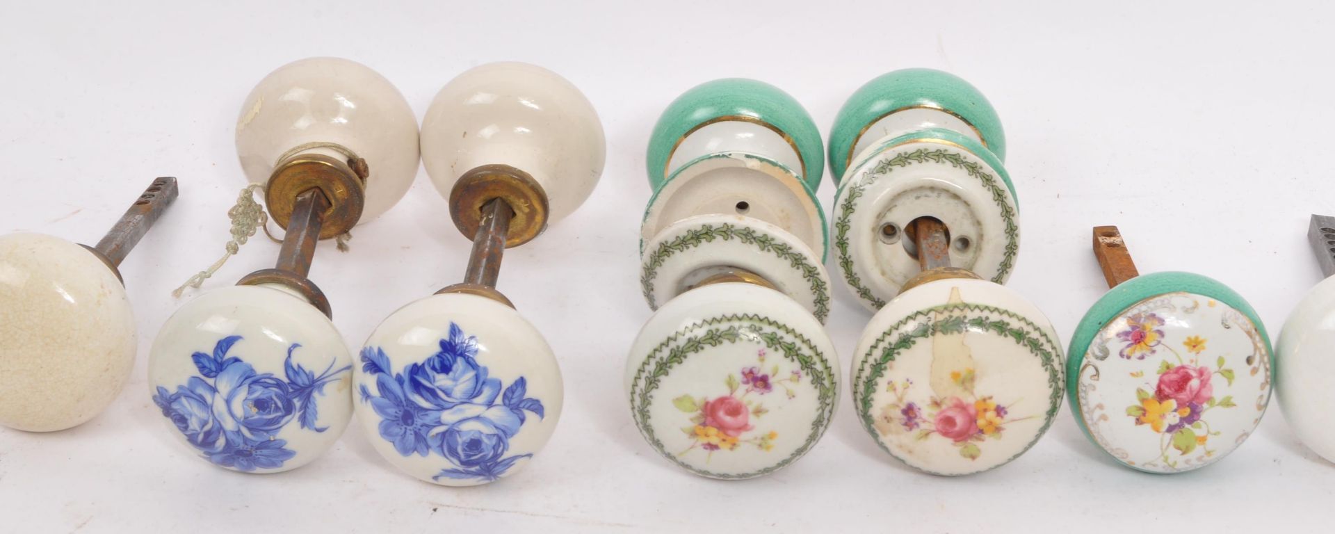COLLECTION OF VICTORIAN & LATER CERAMIC DOOR HANDLES KNOBS - Image 2 of 7