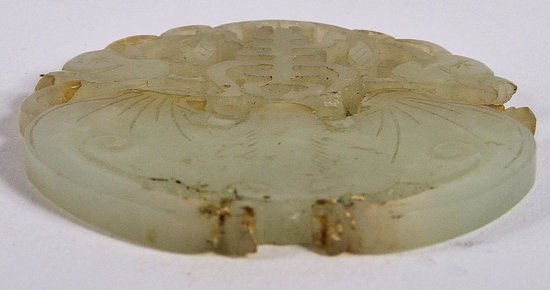 19TH CENTURY CHINESE JADE ANTIQUE BAT AND PEACH BI DISK - Bild 4 aus 4