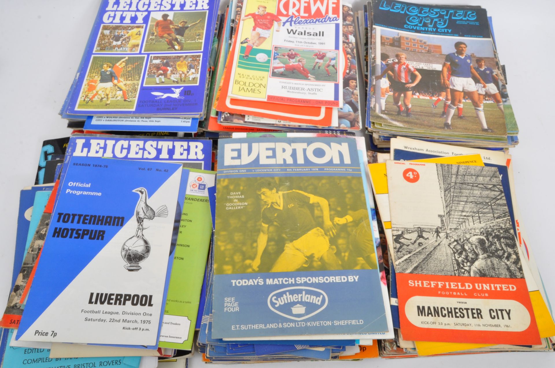 LARGE COLLECTION OF VINTAGE FOOTBALL MEMORABILIA & PROGRAMMES - Bild 3 aus 7