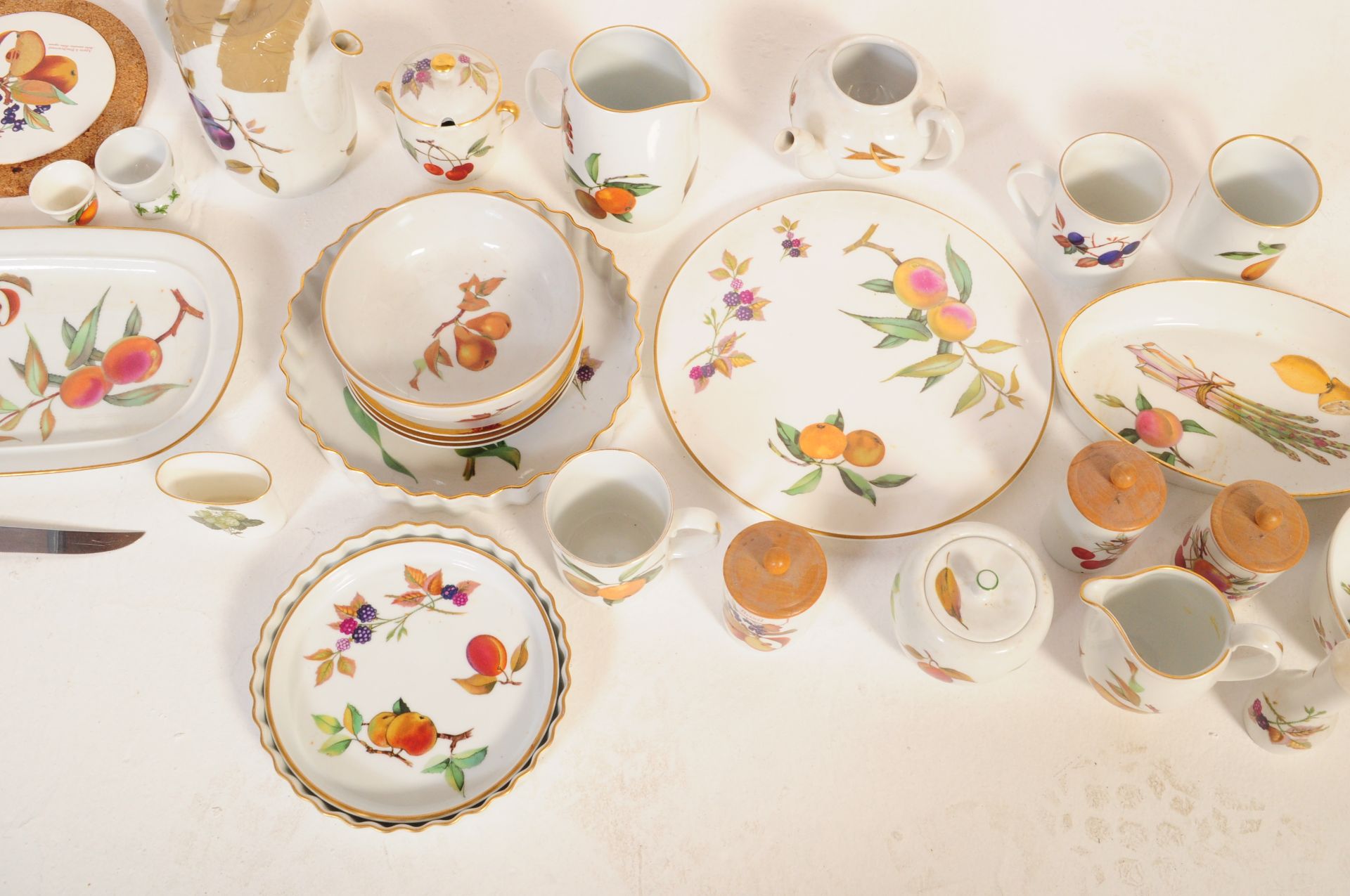 EXTENSIVE ROYAL WORCESTER EVESHAM GOLD DINNER SERVICE - Image 9 of 13