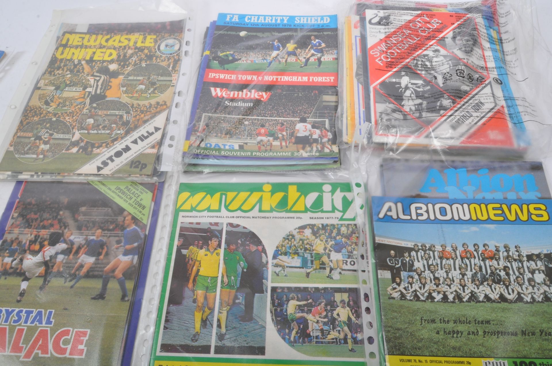 COLLECTION OF VINTAGE CIRCA 1970S FOOTBALL PROGRAMMES - Image 5 of 6