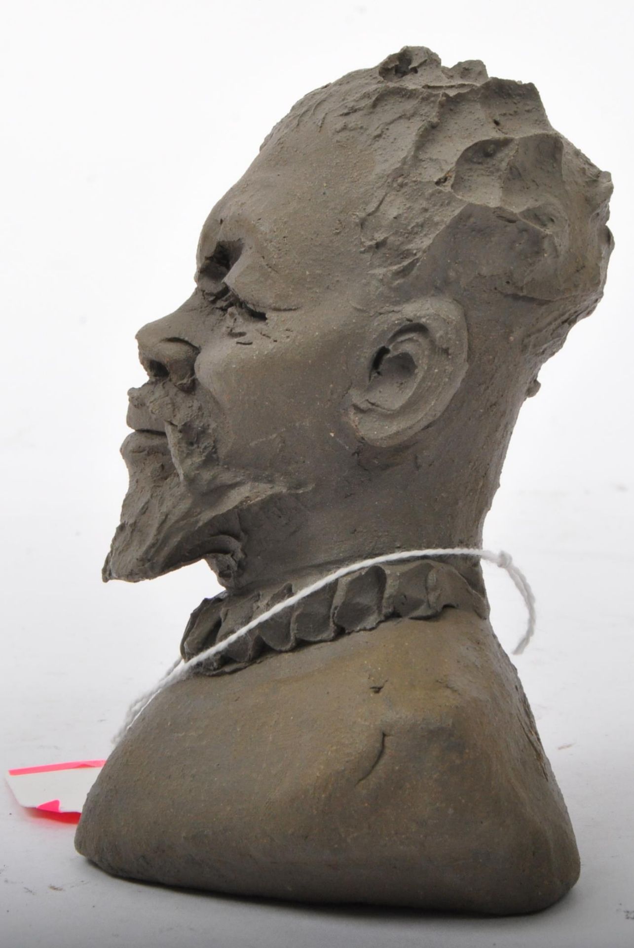 AN EARLY 20TH CENTURY CLAY POTTERY BUST OF A ZULU MAN - Image 4 of 6