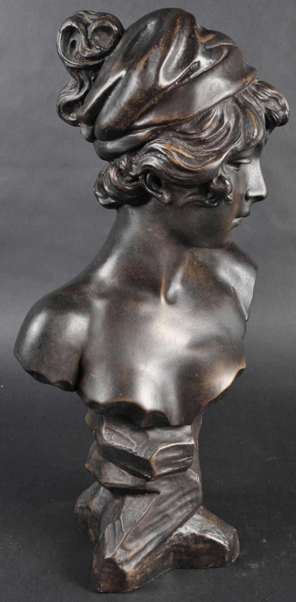 FAUX BRONZE BUST DEPICTING A YOUNG WOMAN - Bild 2 aus 5