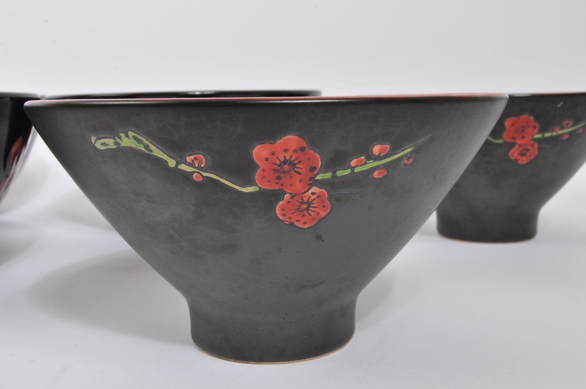 CONTEMPORARY TWO TONE CERAMIC BLACK & RED BOWLS - Bild 3 aus 6