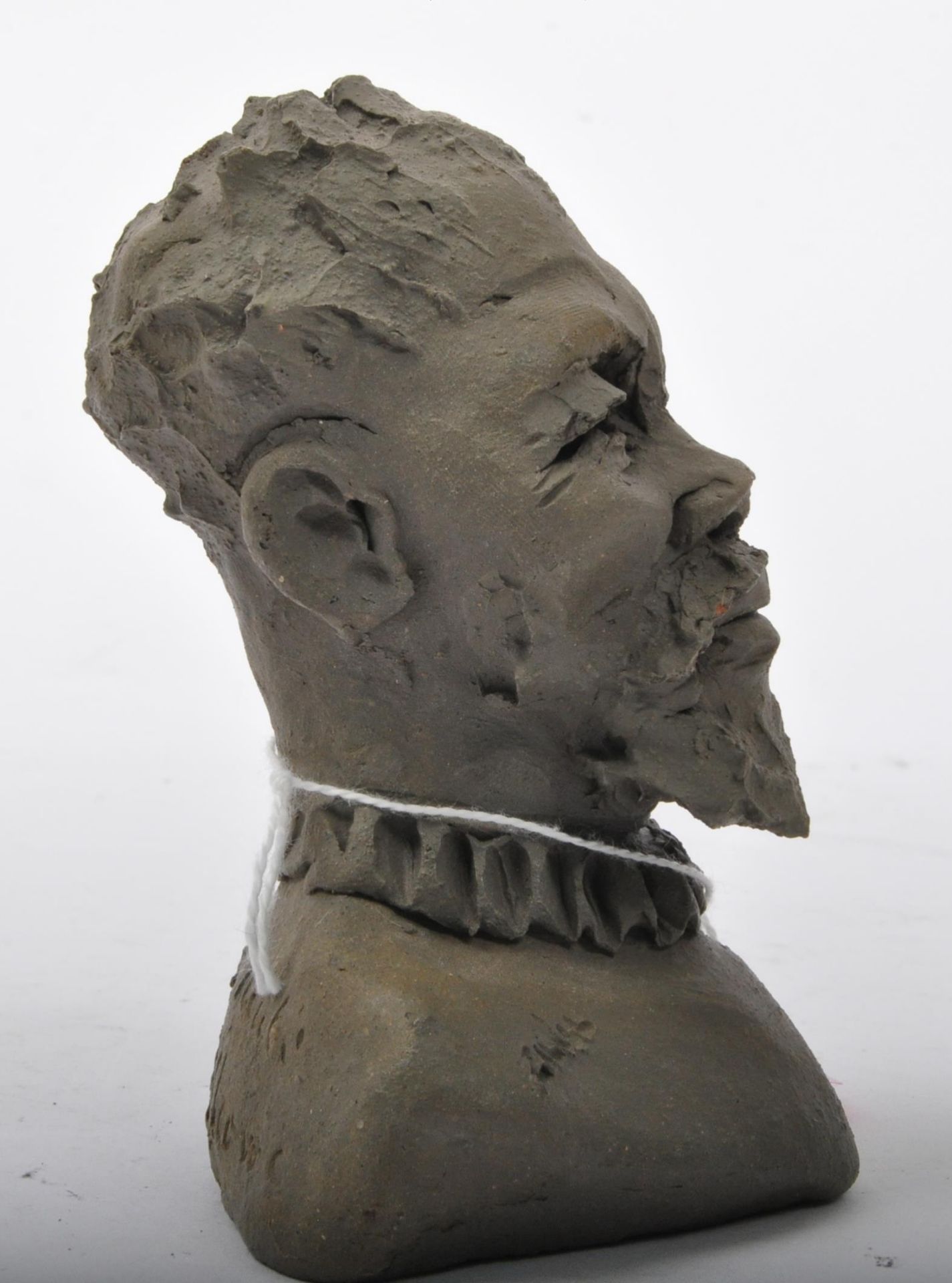 AN EARLY 20TH CENTURY CLAY POTTERY BUST OF A ZULU MAN - Image 3 of 6