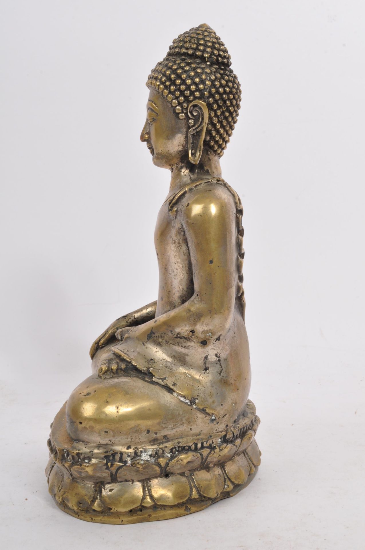 EARLY 20TH CENTURY CHINESE BRASS BUDDHA FIGURE - Bild 4 aus 6