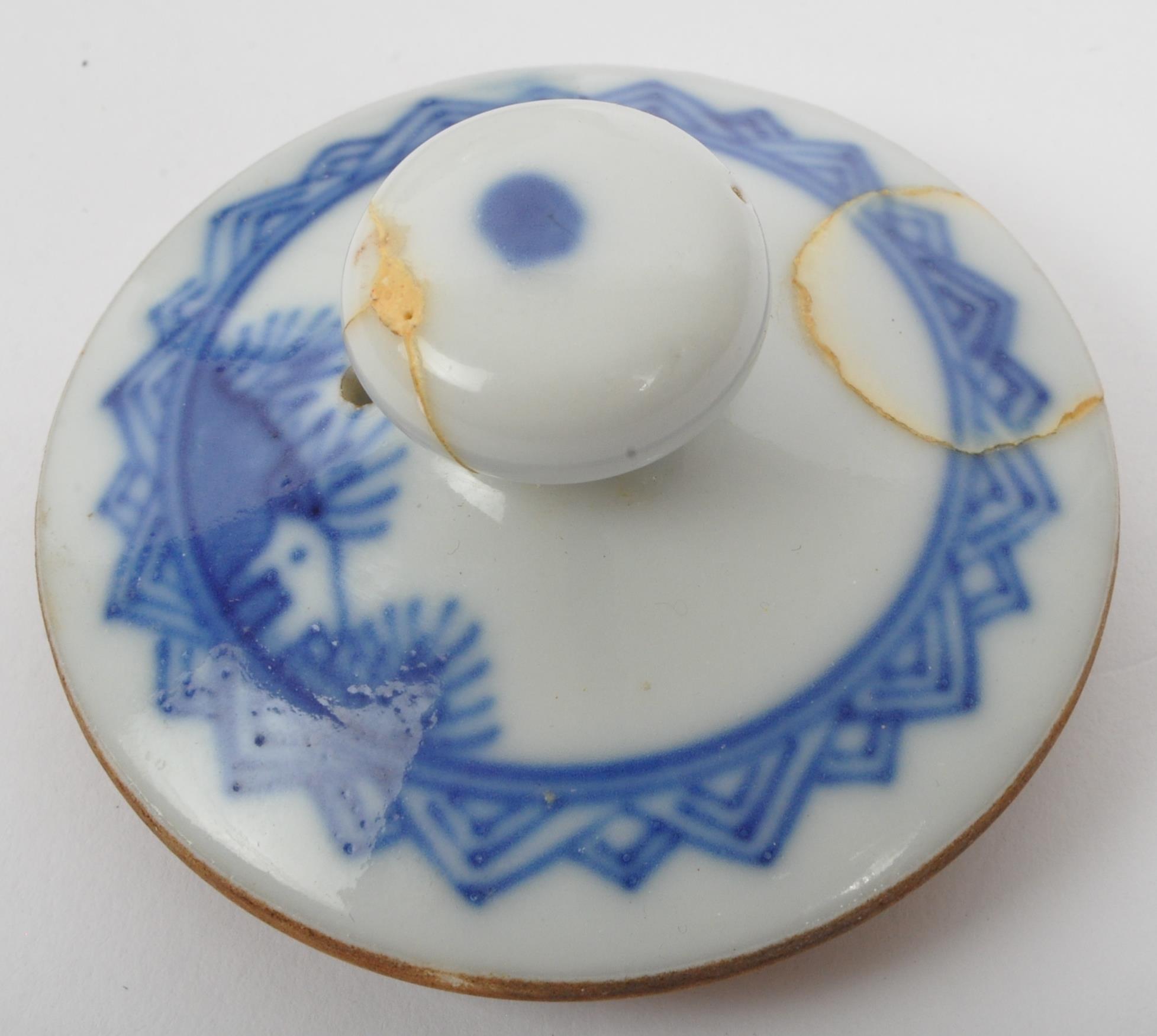 AN 18TH CENTURY CHINESE BLUE & WHITE PORCELAIN TEAPOT - Image 4 of 5