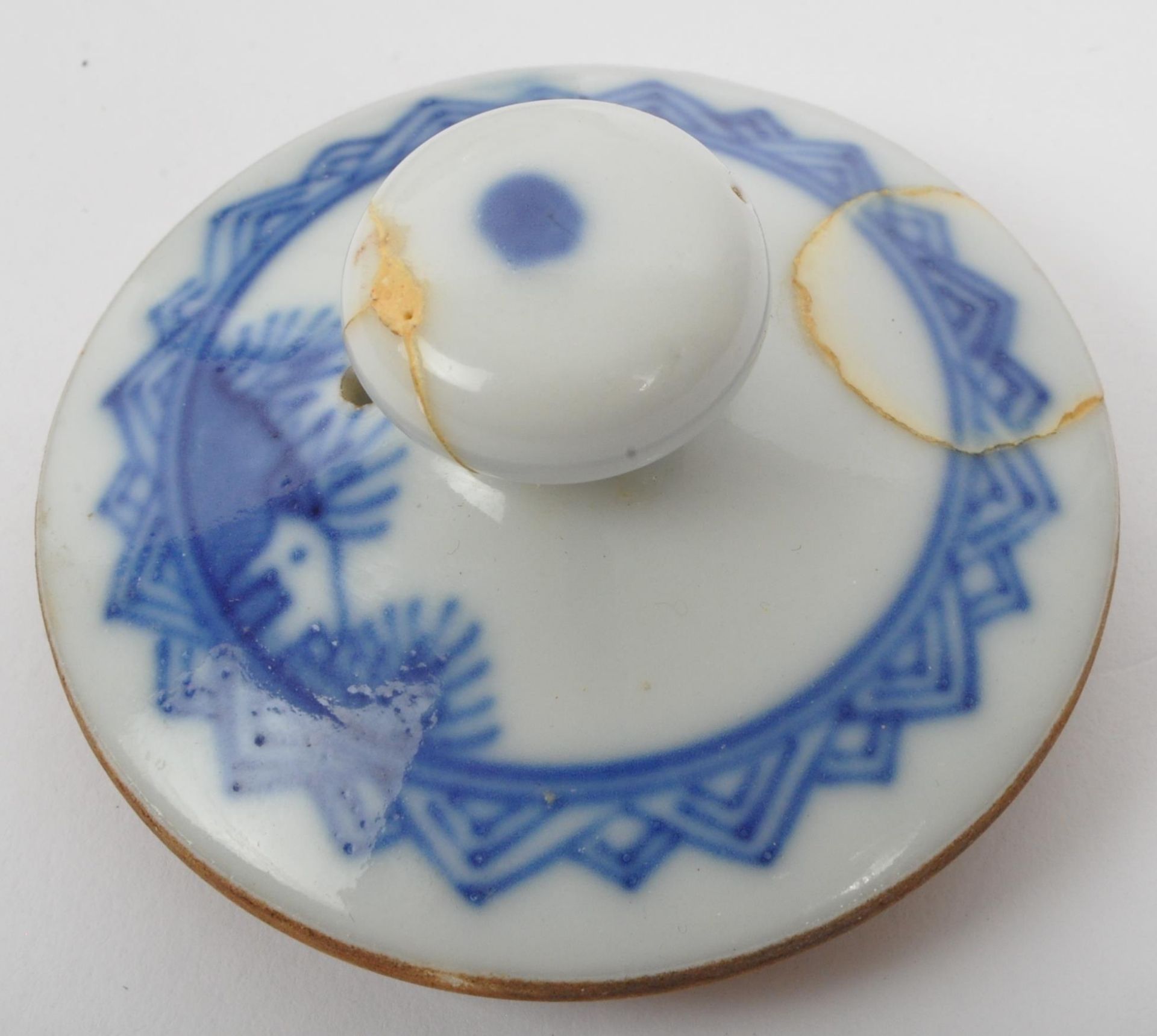 AN 18TH CENTURY CHINESE BLUE & WHITE PORCELAIN TEAPOT - Bild 4 aus 5