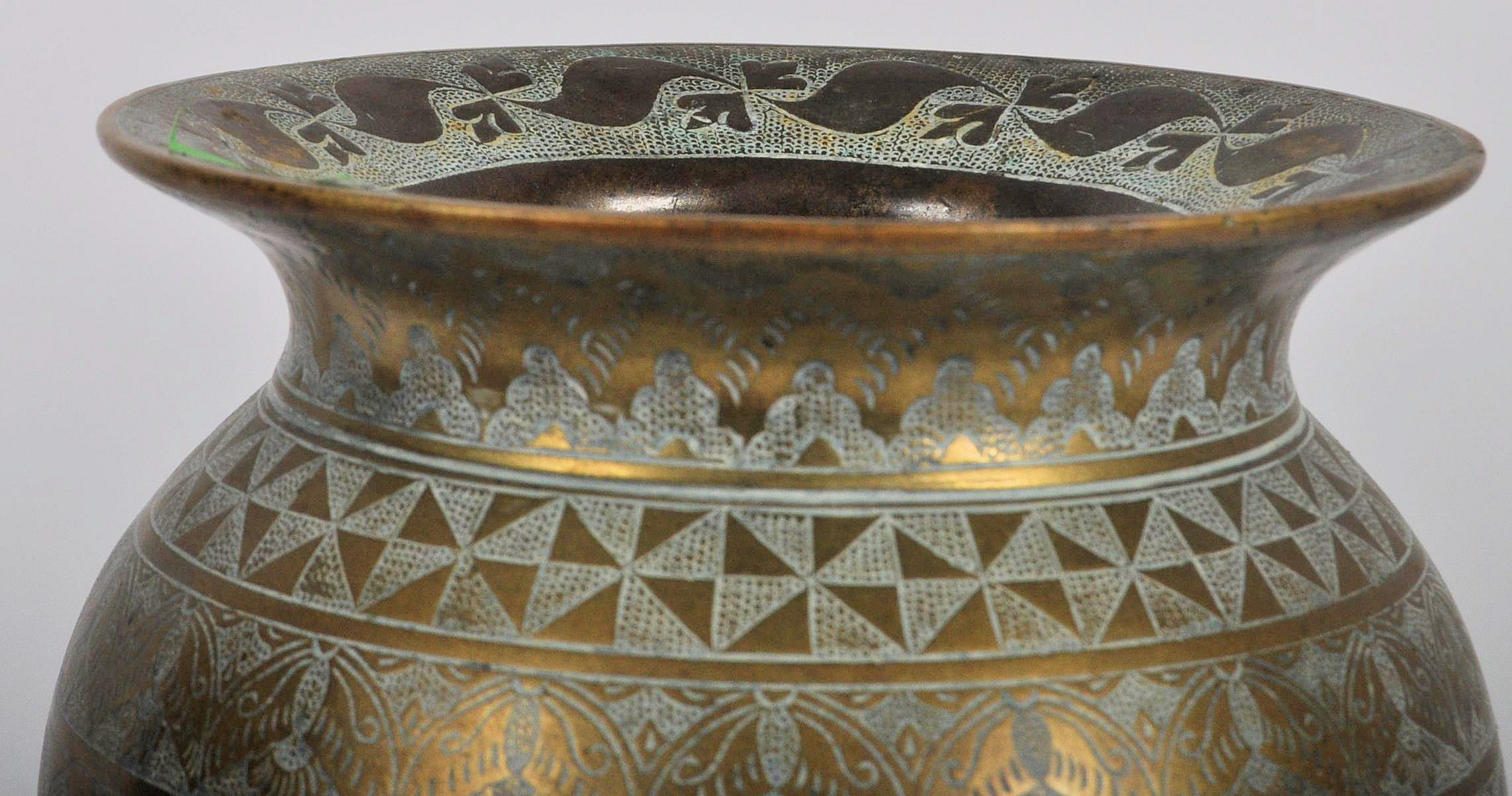 18TH CENTURY PERSIAN HEAVY BRONZE CENTREPIECE VASE - Image 5 of 6