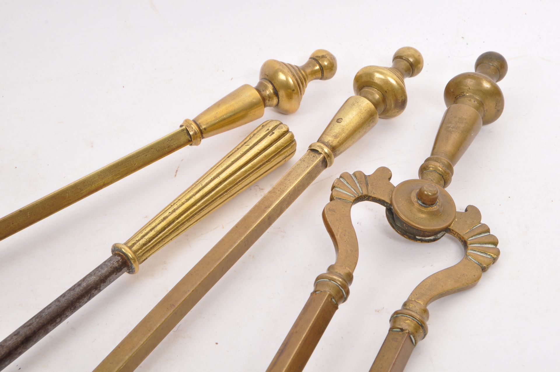 VICTORIAN 19TH CENTURY BRASS FIRESIDE SET - Image 2 of 6