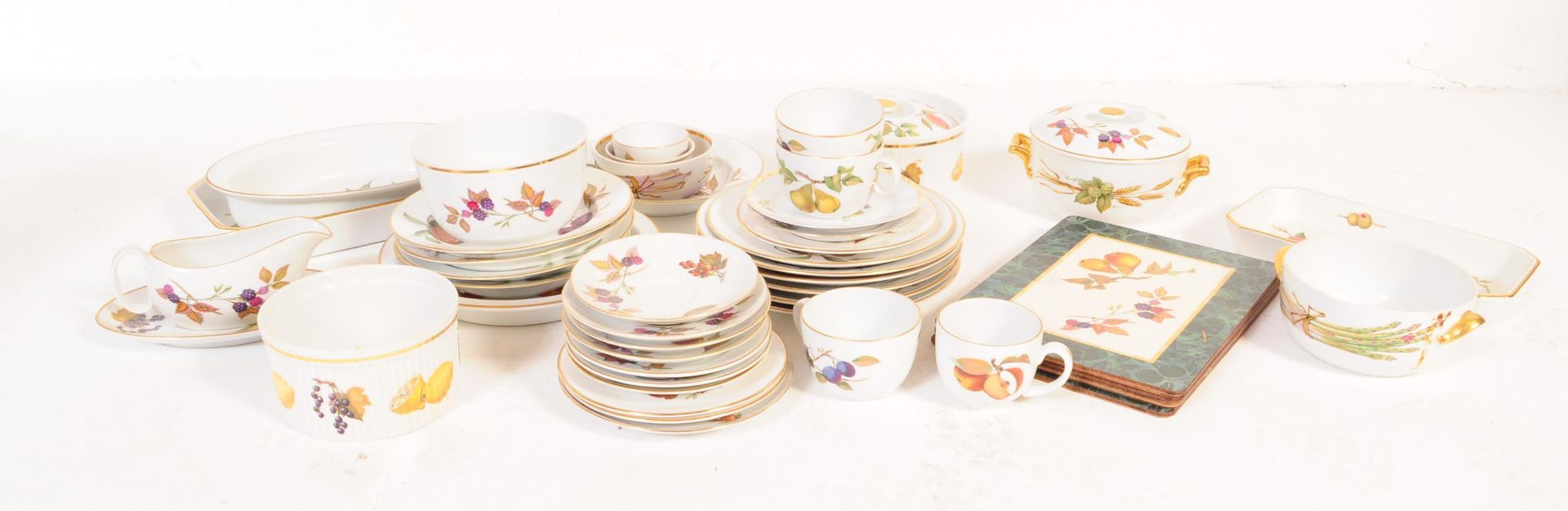 EXTENSIVE ROYAL WORCESTER EVESHAM GOLD DINNER SERVICE