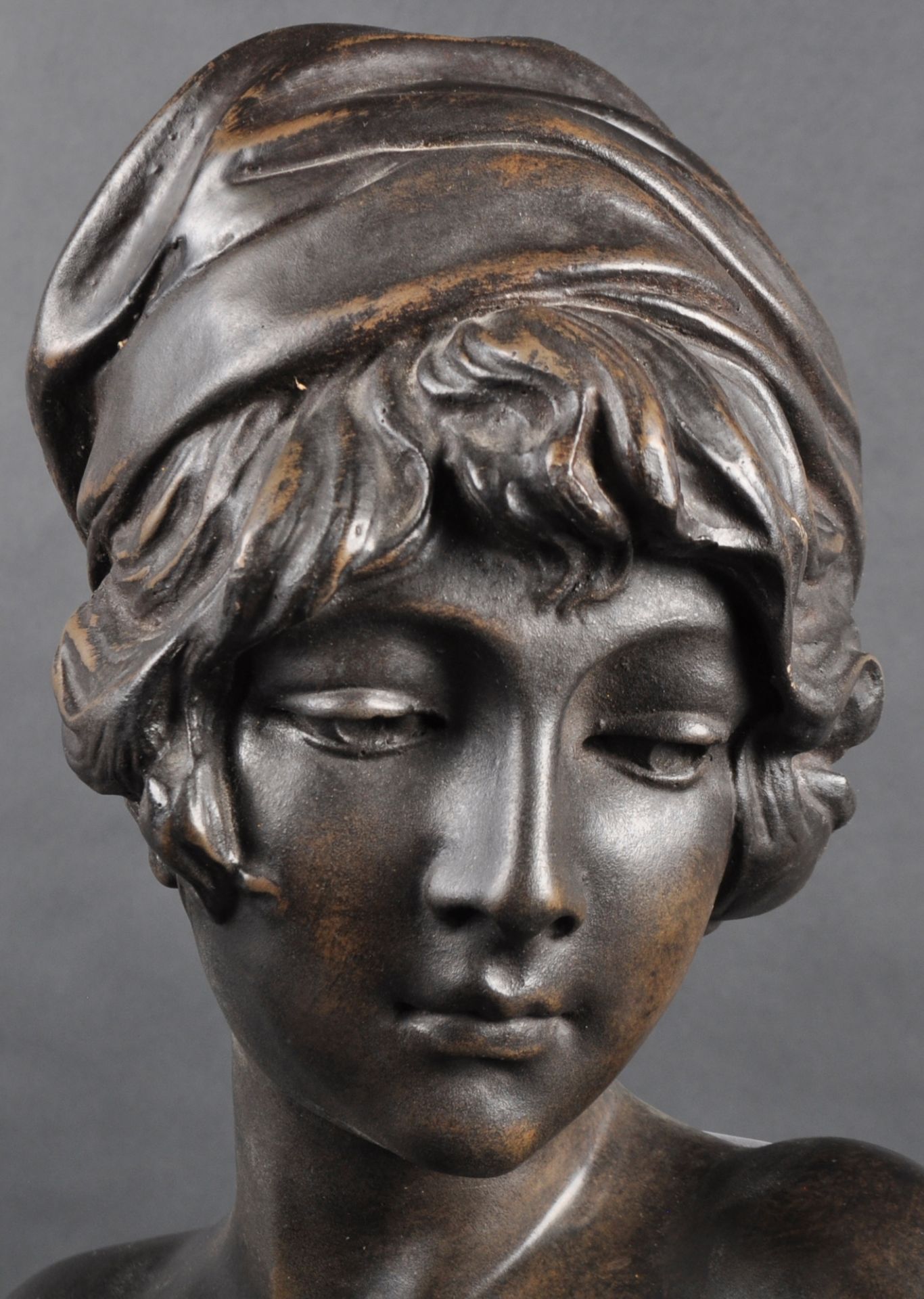 FAUX BRONZE BUST DEPICTING A YOUNG WOMAN - Bild 3 aus 5