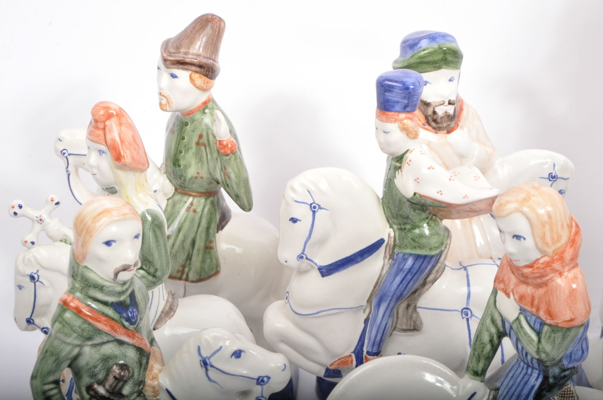 SEVENTEEN 1970S RYE POTTERY 'CANTERBURY TALES' CERAMIC FIGURES - Bild 7 aus 7