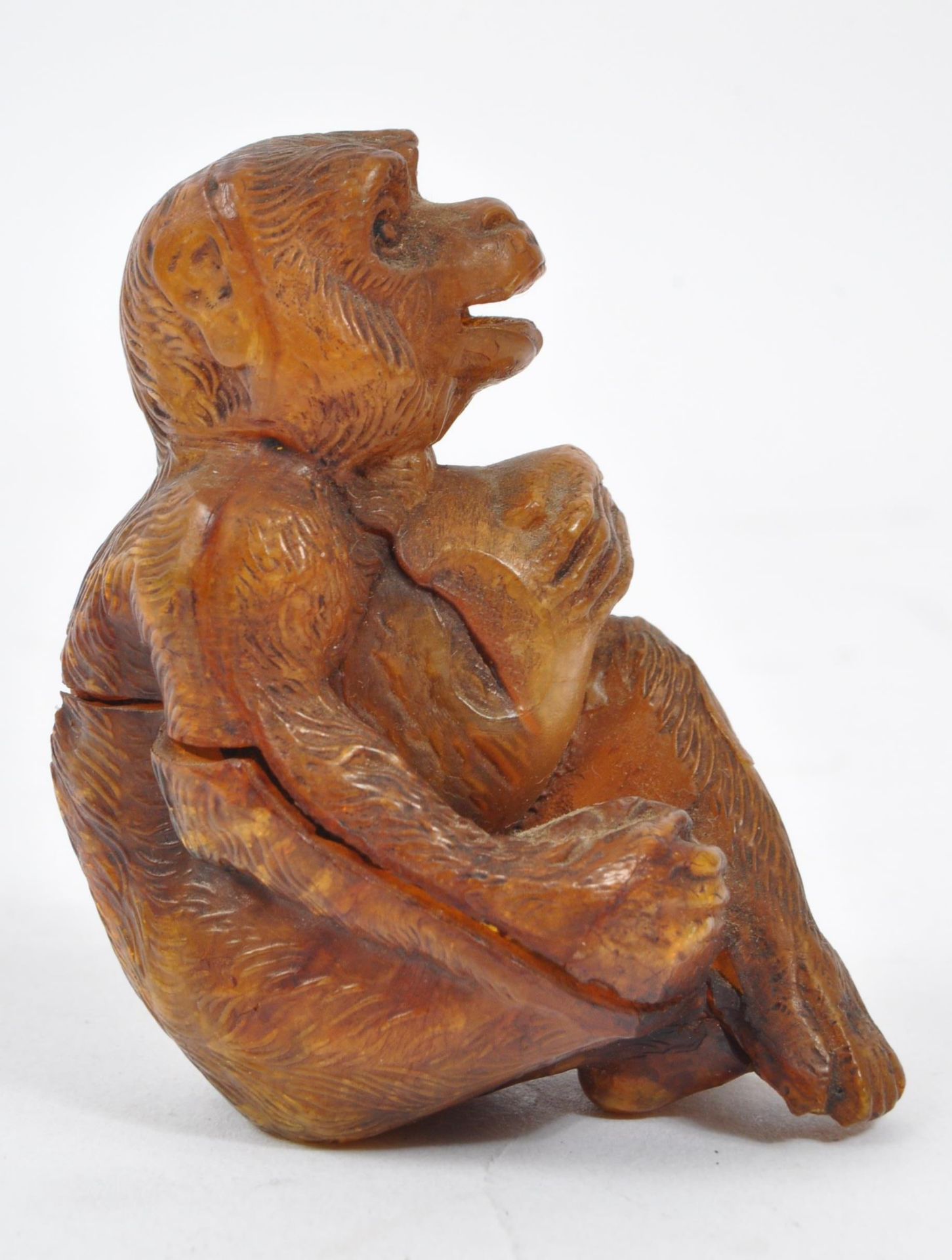 20TH CENTURY COMPOSITE AMBER MONKEY FIGURE - Image 3 of 5