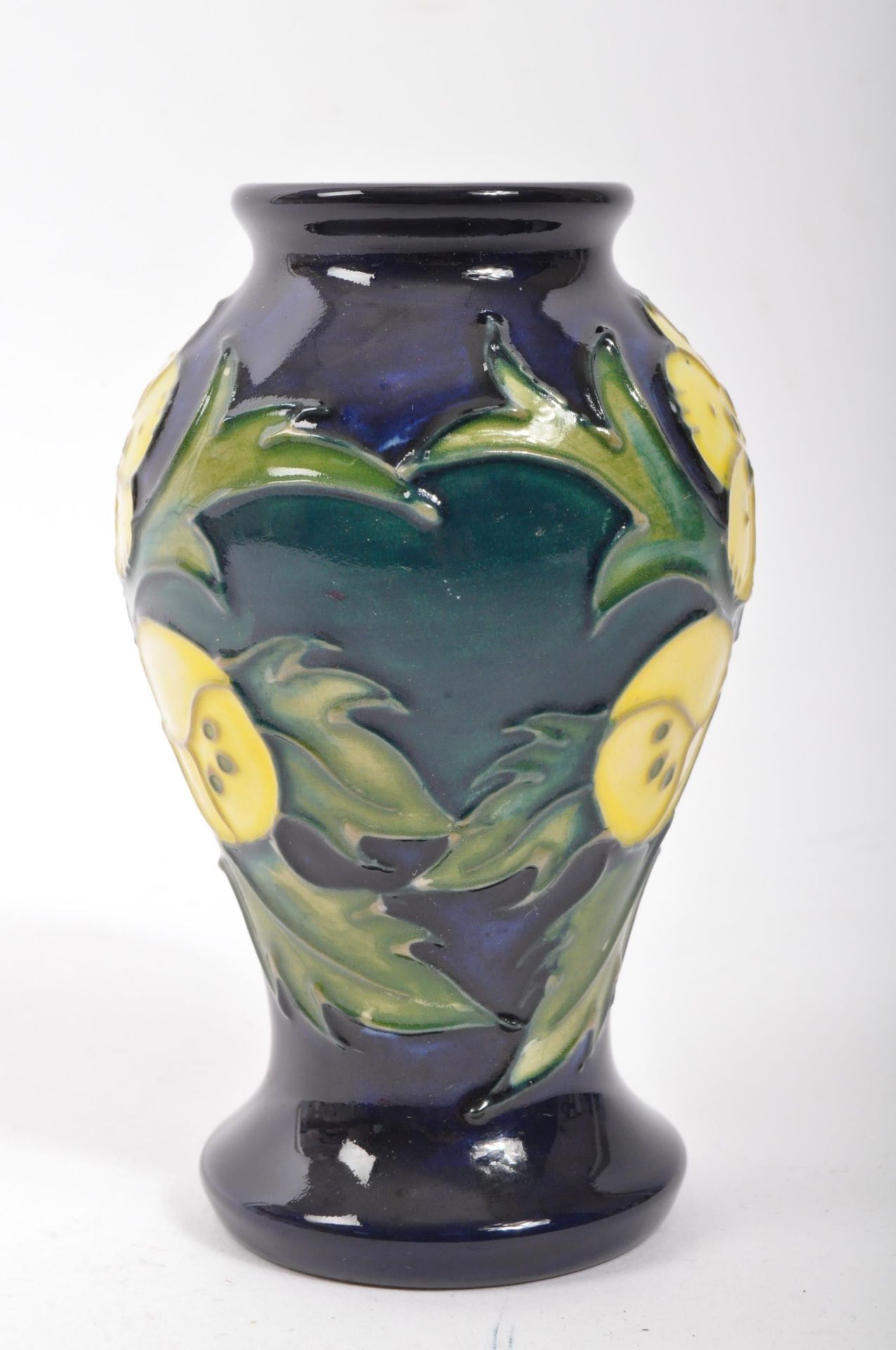 MID 20TH CENTURY MOORCROFT POTTERY BUTTERCUP VASE - Bild 2 aus 4