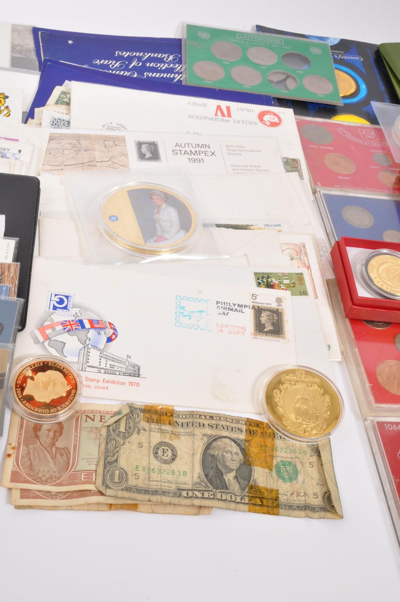 LARGE COLLECTION OF VINTAGE COMMEMORATIVE COINS & STAMPS - Image 3 of 6