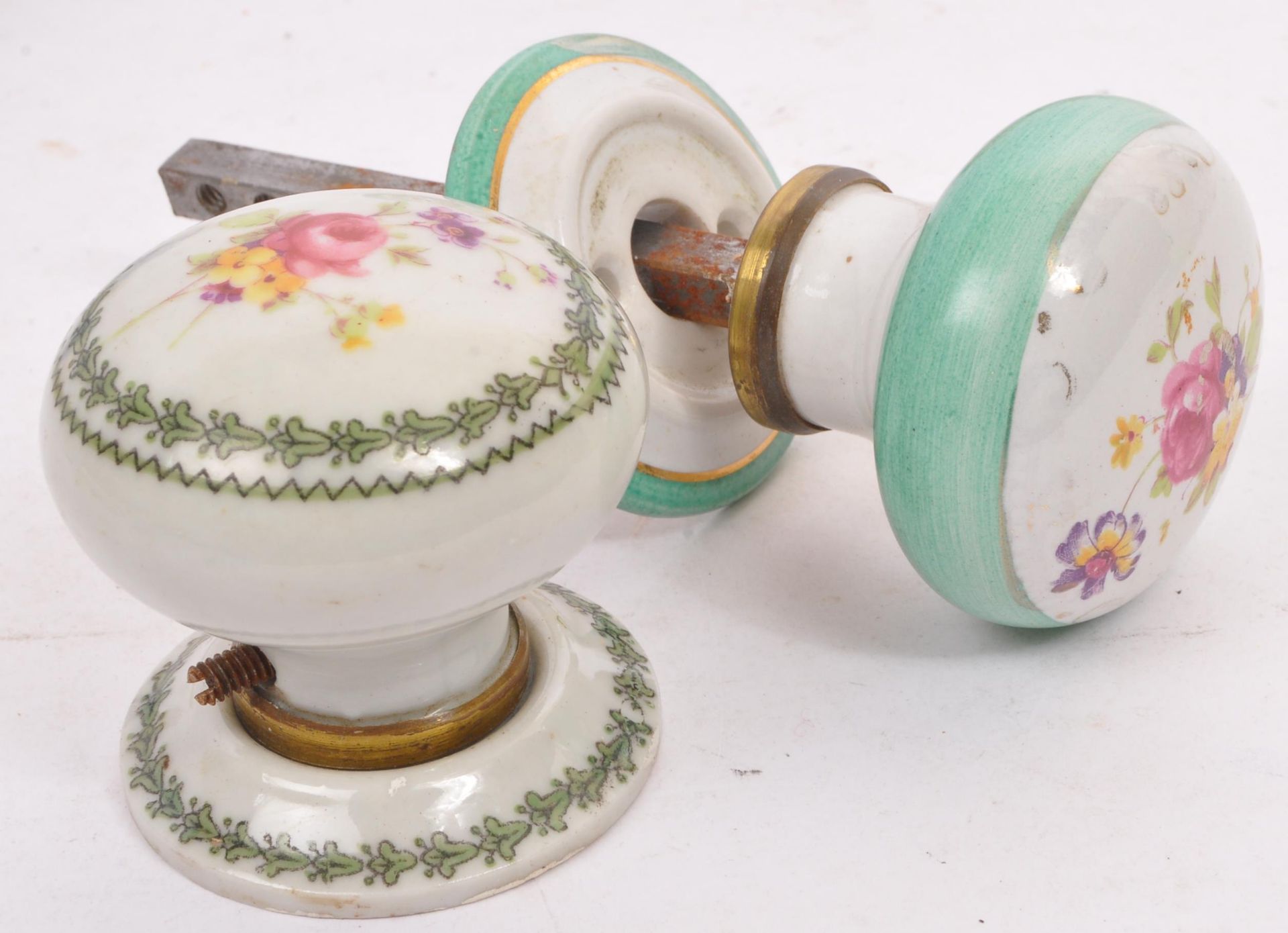 COLLECTION OF VICTORIAN & LATER CERAMIC DOOR HANDLES KNOBS - Image 5 of 7