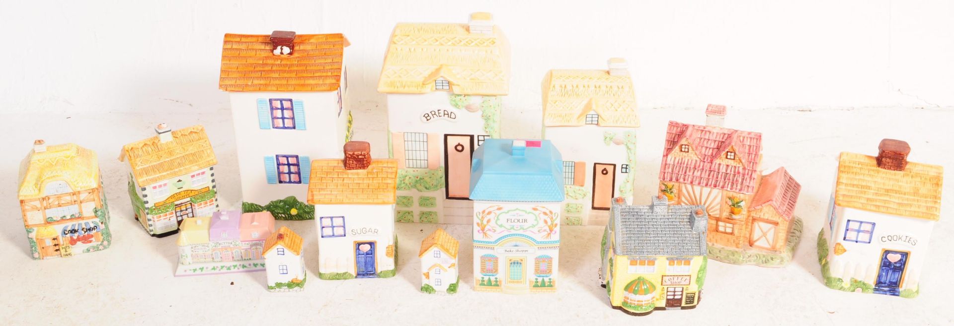 COLLECTION OF 20TH CENTURY COOKIE / BISCUIT JAR HOUSES - Image 2 of 5