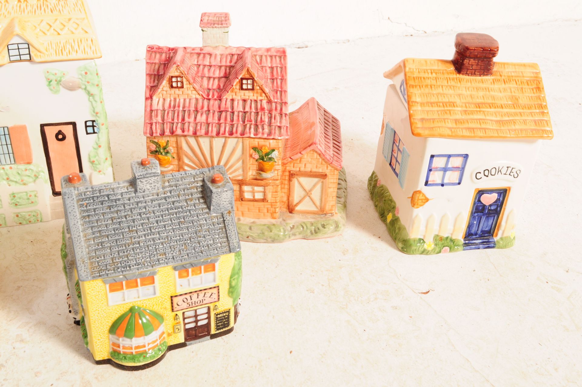 COLLECTION OF 20TH CENTURY COOKIE / BISCUIT JAR HOUSES - Image 5 of 5