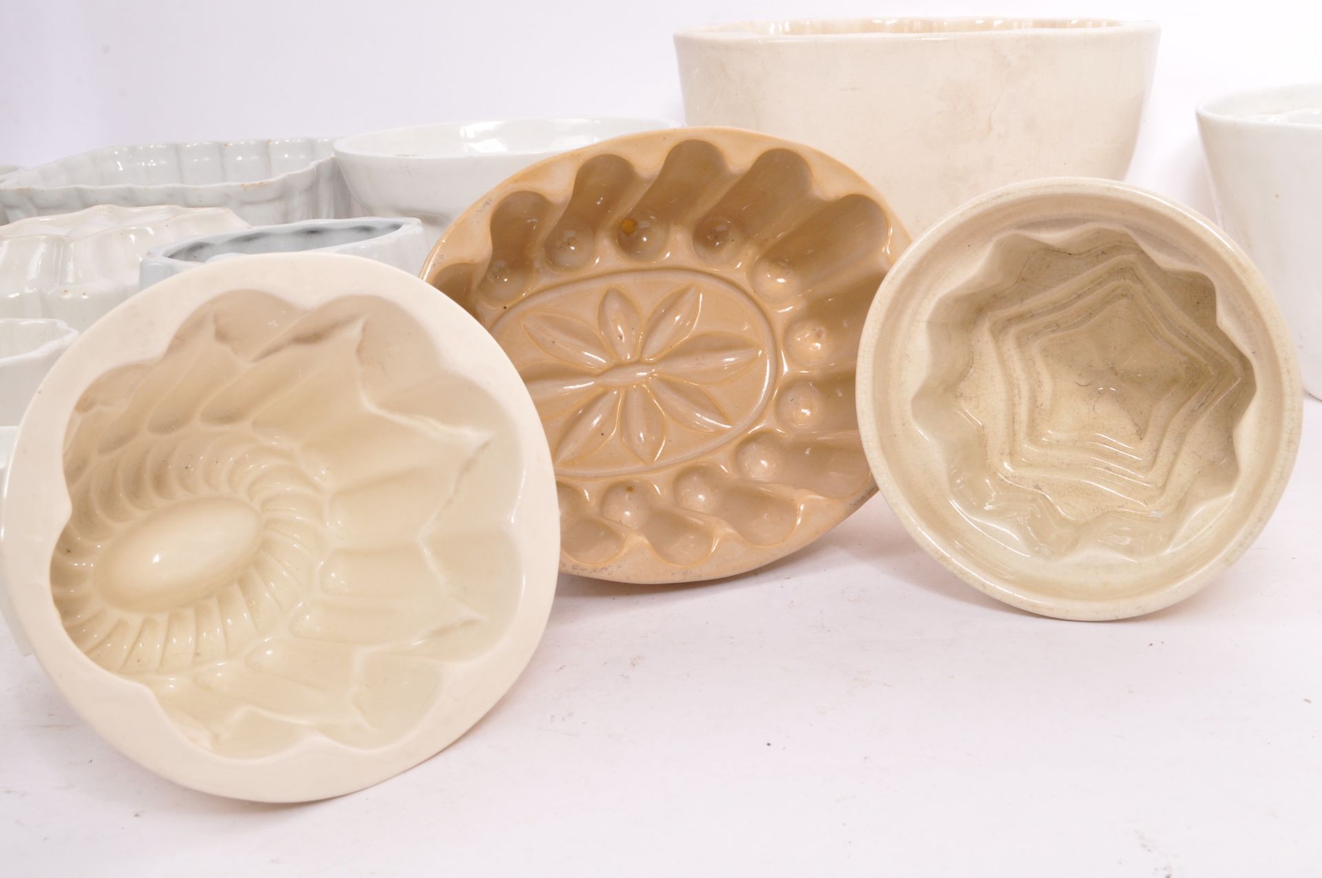LARGE COLLECTION OF VICTORIAN CERAMIC JELLY MOULDS - Bild 9 aus 9