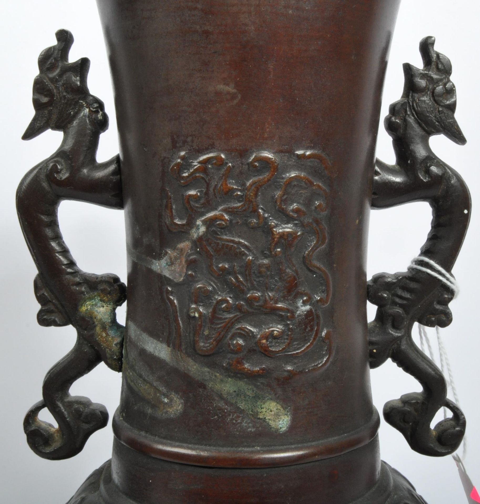 PAIR OF EARLY 20TH CENTURY JAPANESE BRONZE VASES - Bild 3 aus 5