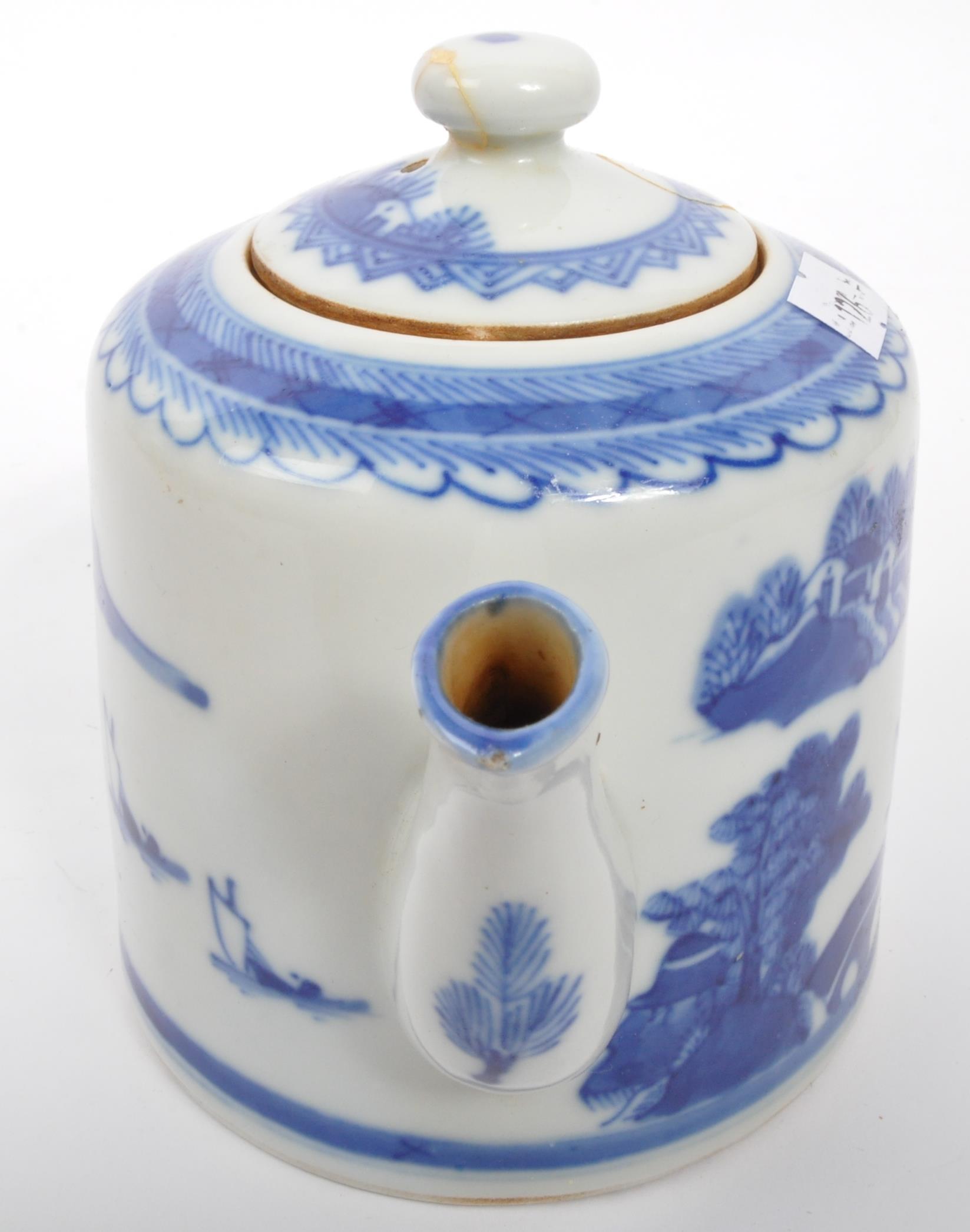 AN 18TH CENTURY CHINESE BLUE & WHITE PORCELAIN TEAPOT - Image 5 of 5