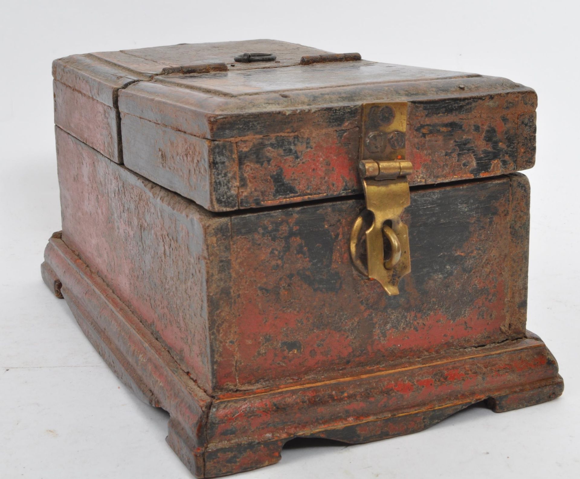 THREE 19TH CENTURY CHINESE LACQUERED JEWELLERY BOXES - Image 3 of 11