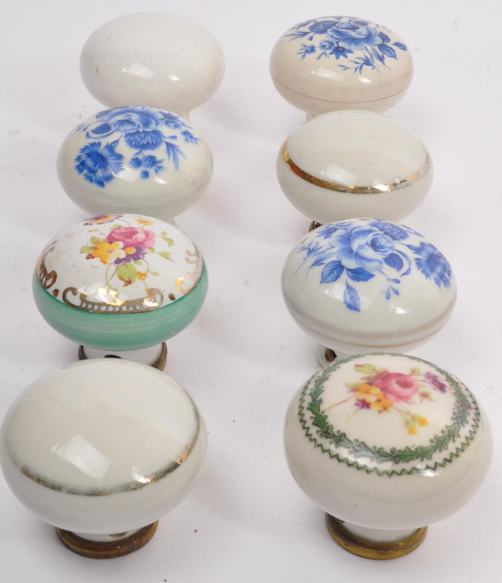 COLLECTION OF VICTORIAN & LATER CERAMIC DOOR HANDLES KNOBS - Image 3 of 7