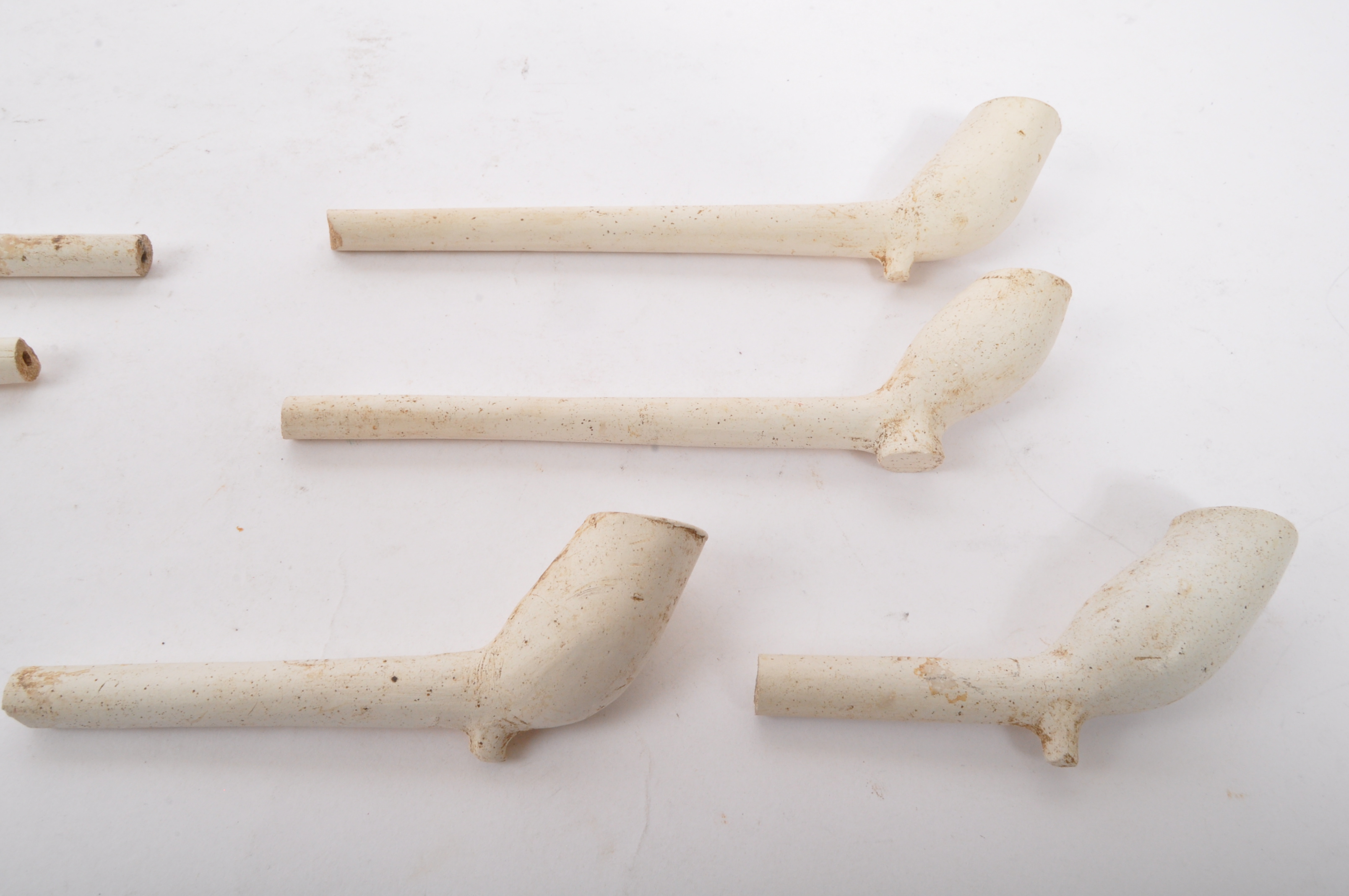 ASSORTMENT OF 17TH CENTURY CERAMIC SMOKING PIPES - Image 2 of 5