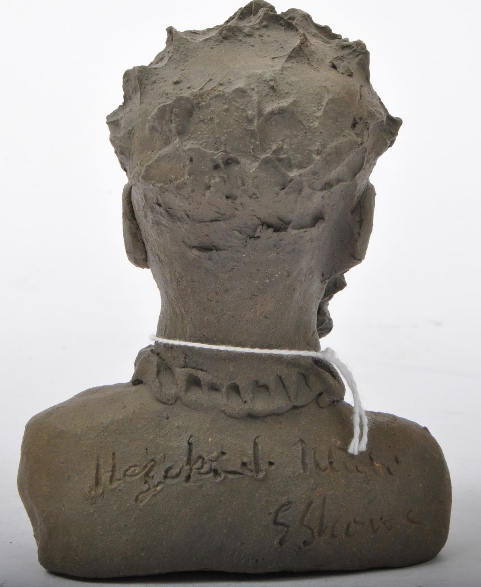 AN EARLY 20TH CENTURY CLAY POTTERY BUST OF A ZULU MAN - Image 2 of 6