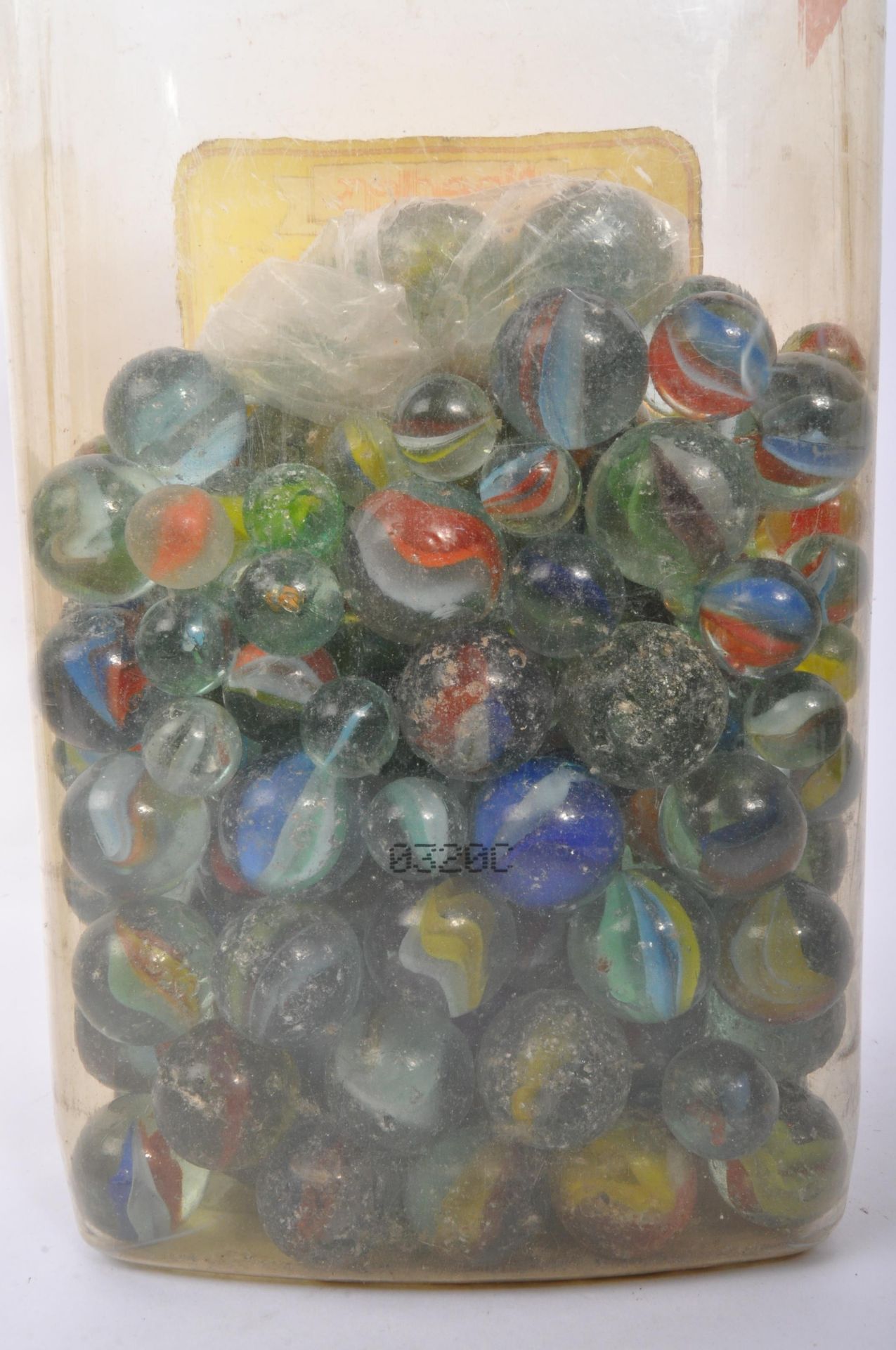 LARGE COLLECTION OF VINTAGE 20TH CENTURY CATS EYE MARBLES - Image 2 of 5