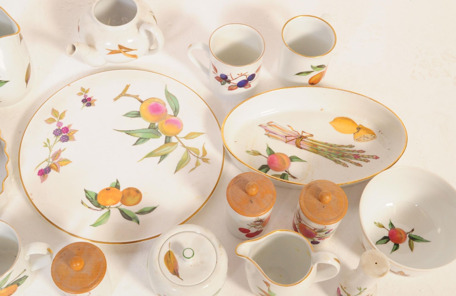 EXTENSIVE ROYAL WORCESTER EVESHAM GOLD DINNER SERVICE - Image 10 of 13