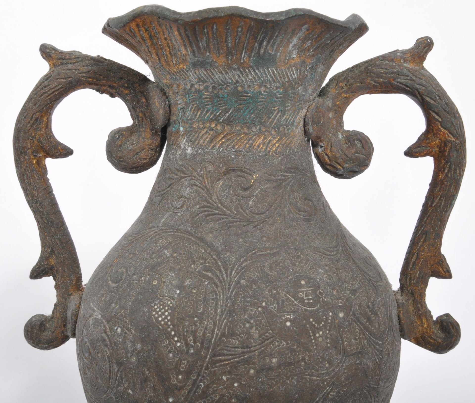 19TH CENTURY ISLAMIC BRONZE TWIN HANDLED VASE - Bild 2 aus 6