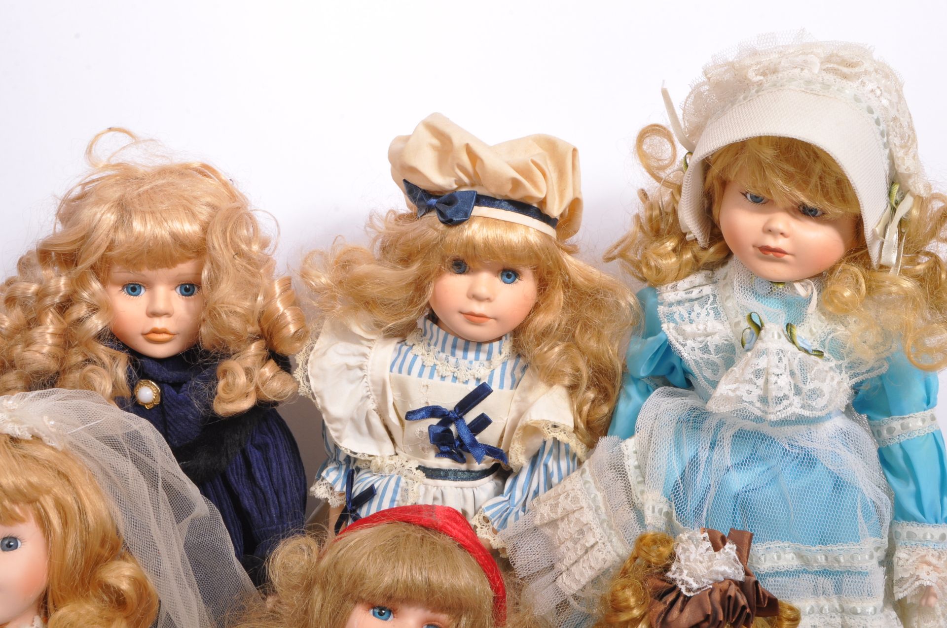 COLLECTION OF VINTAGE PORCELAIN DOLLS - Bild 3 aus 6