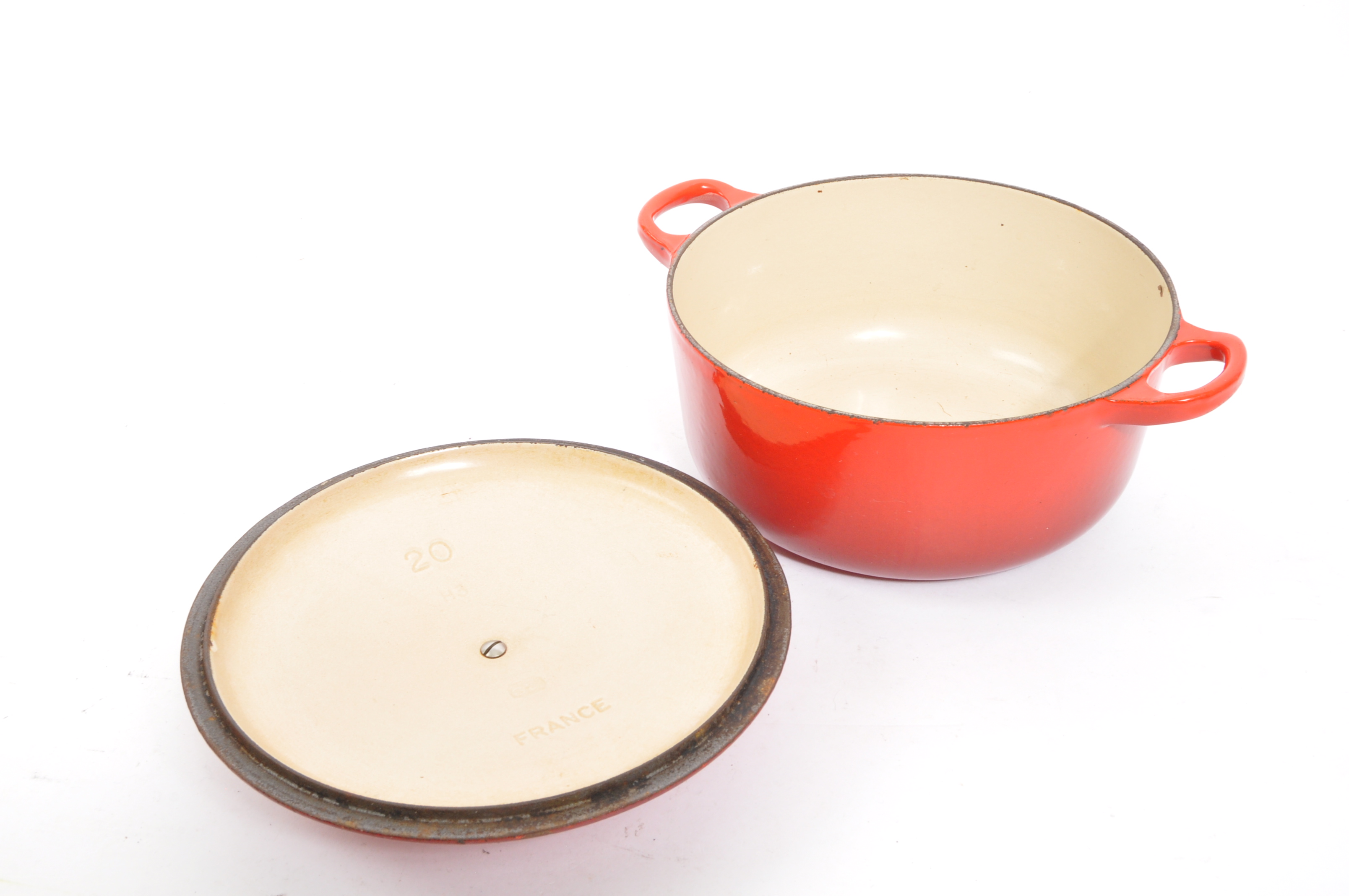 LARGE LE CREUSET OVEN DISH & CASSEROLE DISH - CERISE - Image 3 of 5