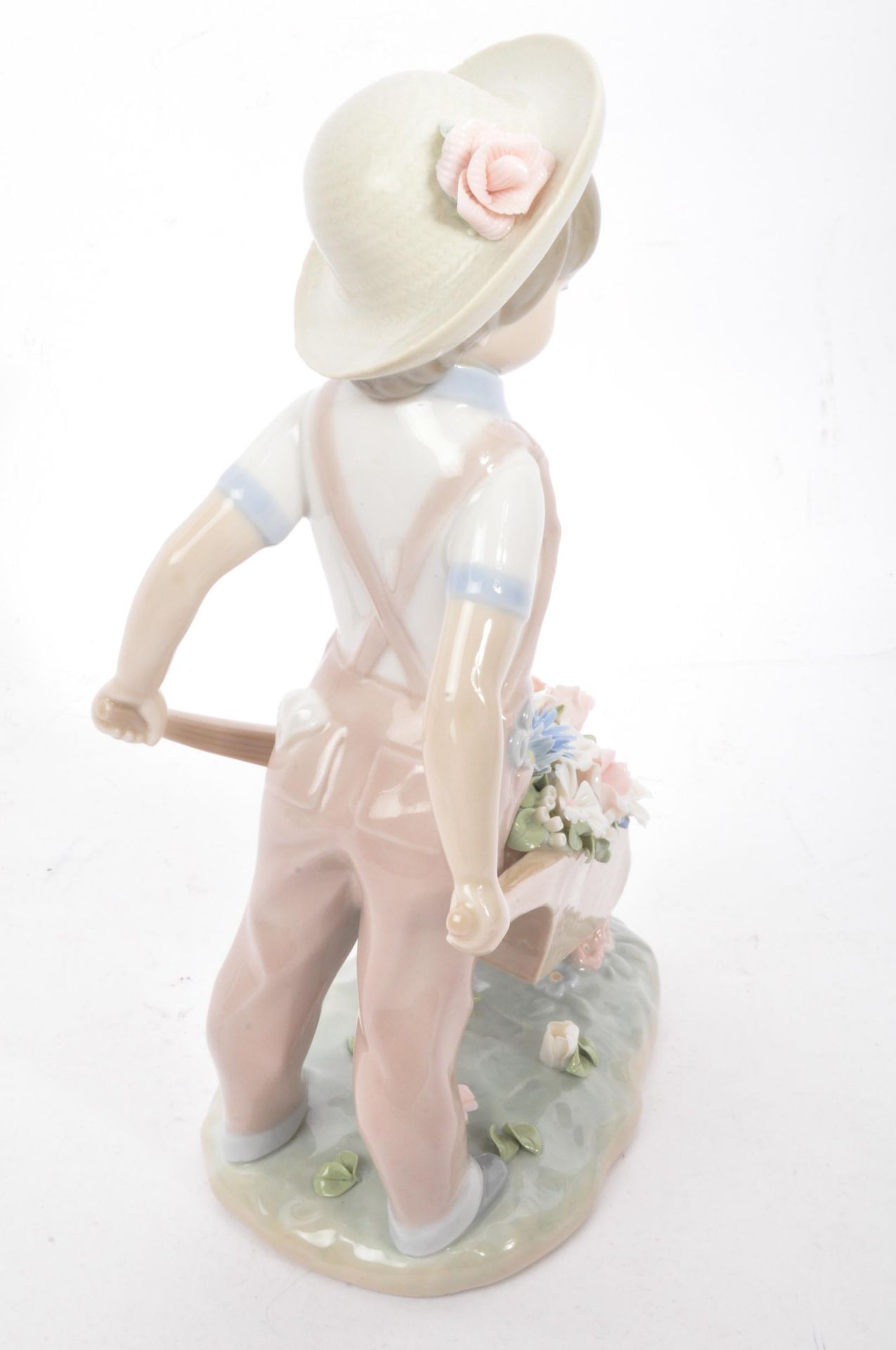 VINTAGE LLADRO SPANISH PORCELAIN FIGURE - BOY WITH WHEELBARROW - Bild 4 aus 5