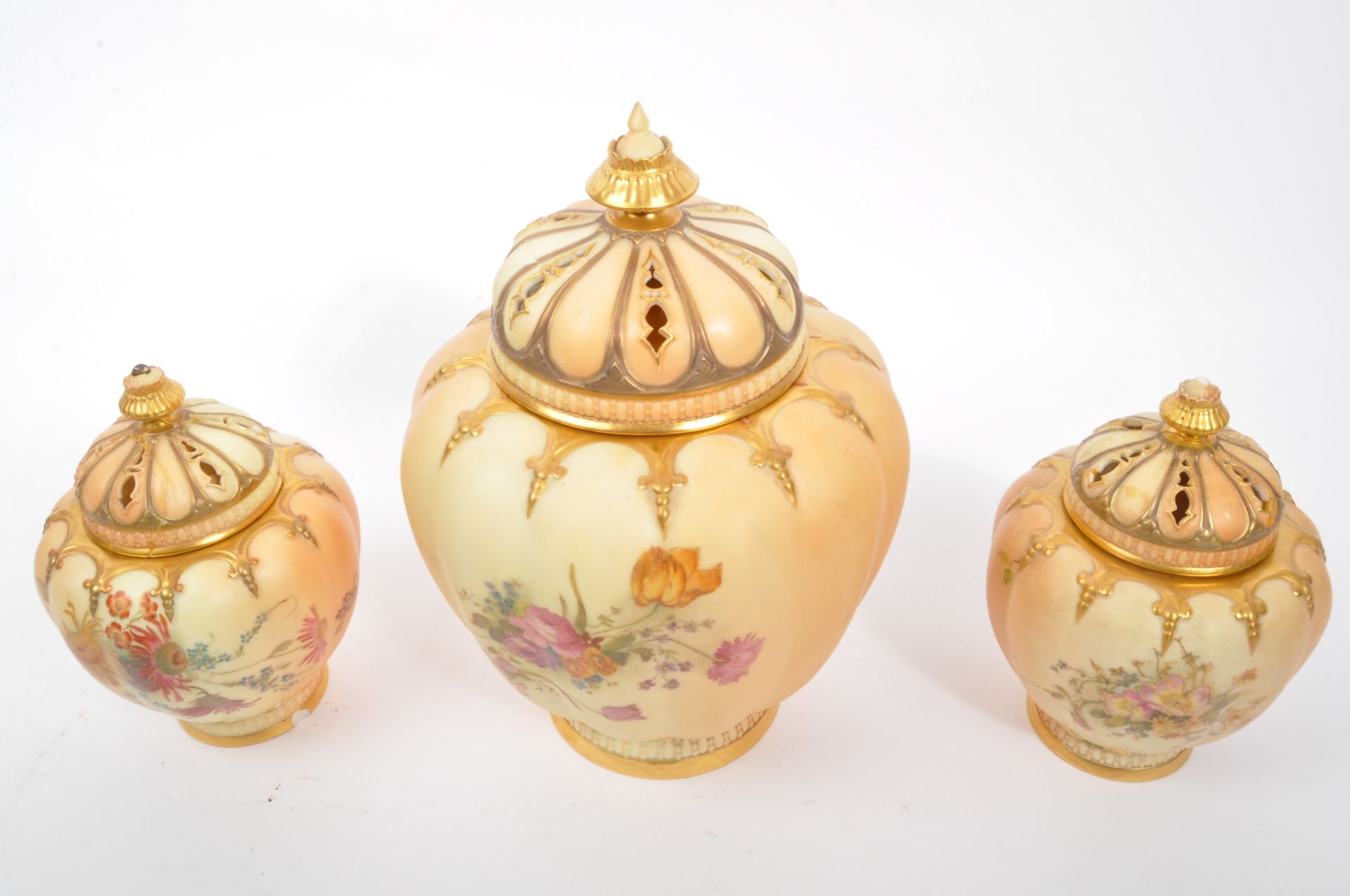 ROYAL WORCESTER EARLY 20TH CENTURY BONE CHINA LIDDED URN - Image 2 of 7