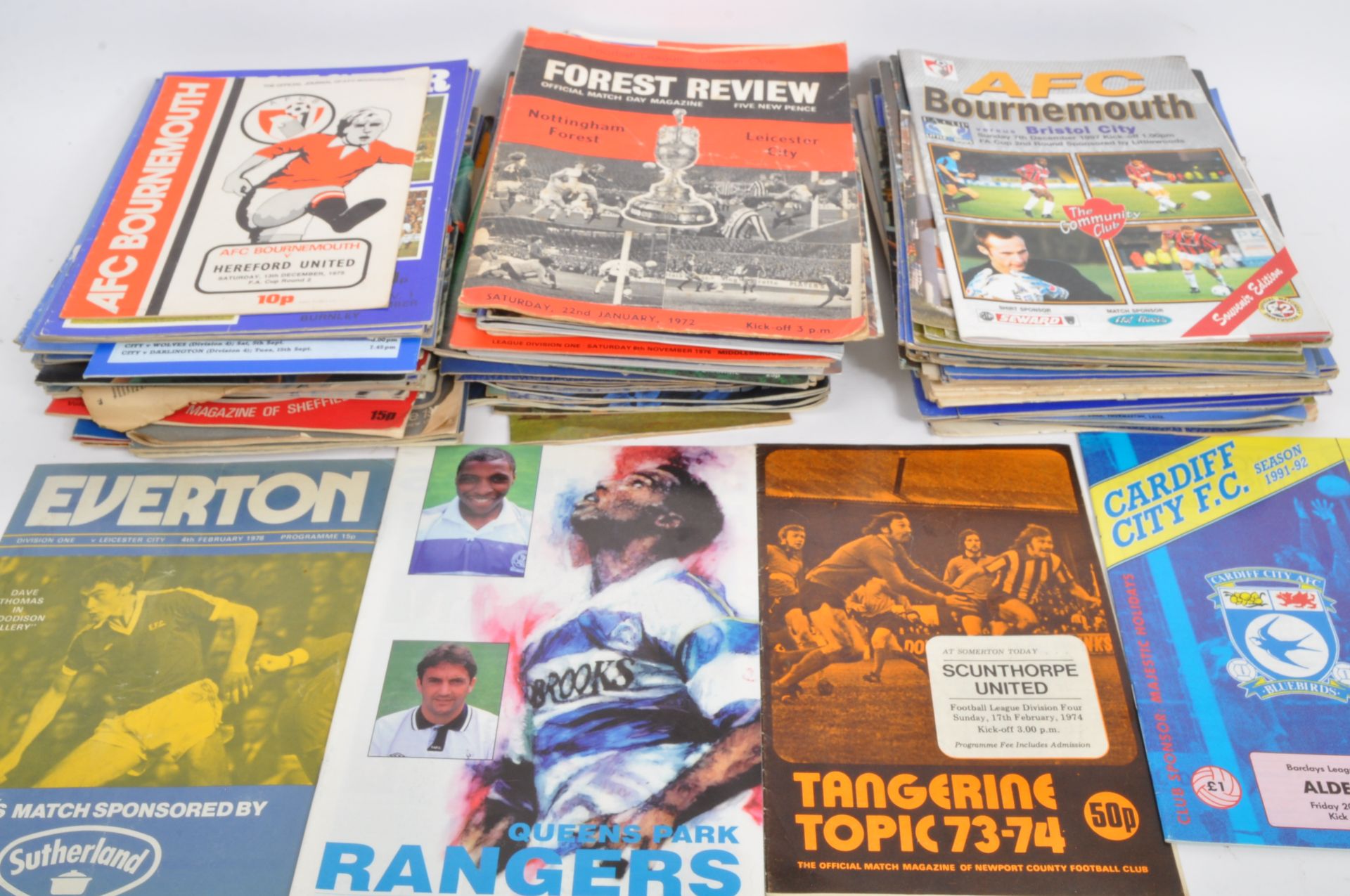 LARGE COLLECTION OF VINTAGE FOOTBALL MEMORABILIA & PROGRAMMES - Bild 4 aus 7