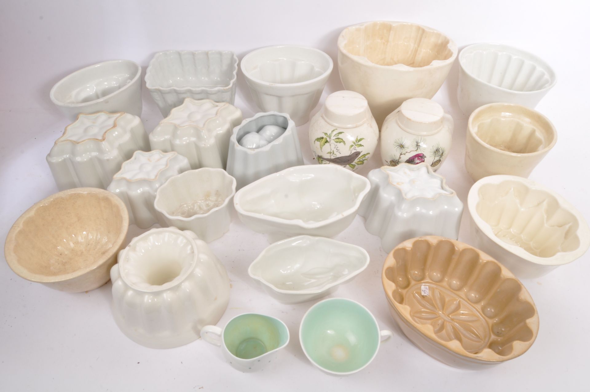 LARGE COLLECTION OF VICTORIAN CERAMIC JELLY MOULDS - Bild 3 aus 9