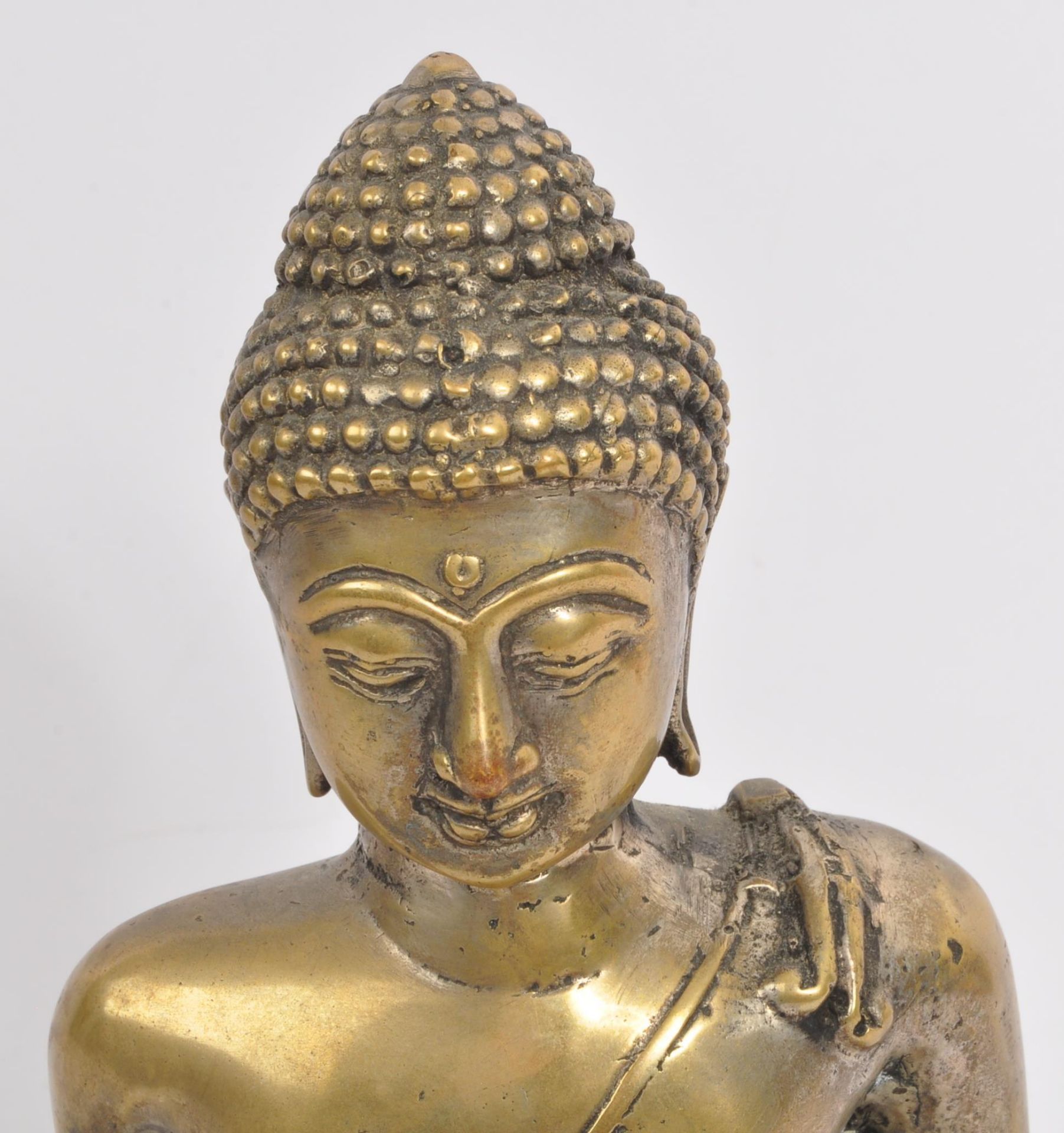 EARLY 20TH CENTURY CHINESE BRASS BUDDHA FIGURE - Bild 6 aus 6