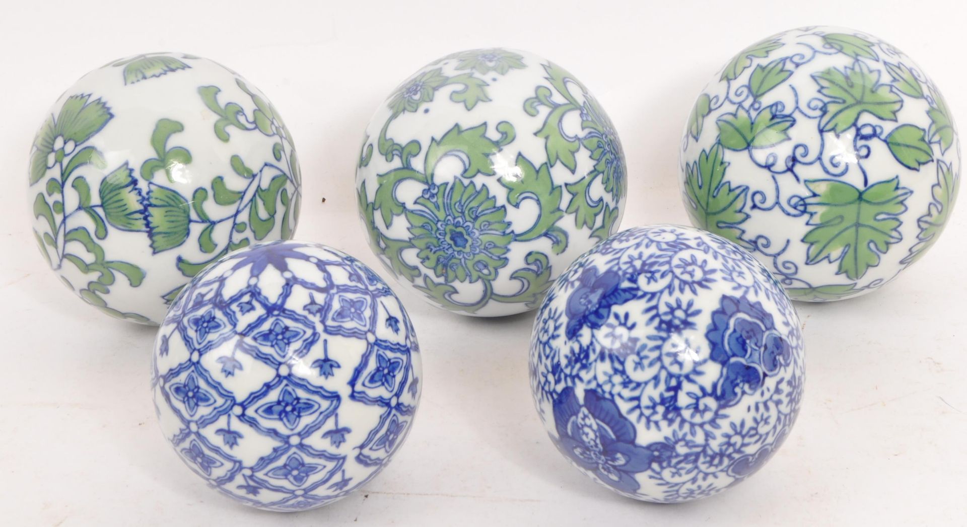 COLLECTION OF CHINESE PORCELAIN CARPET BALLS - Bild 2 aus 5