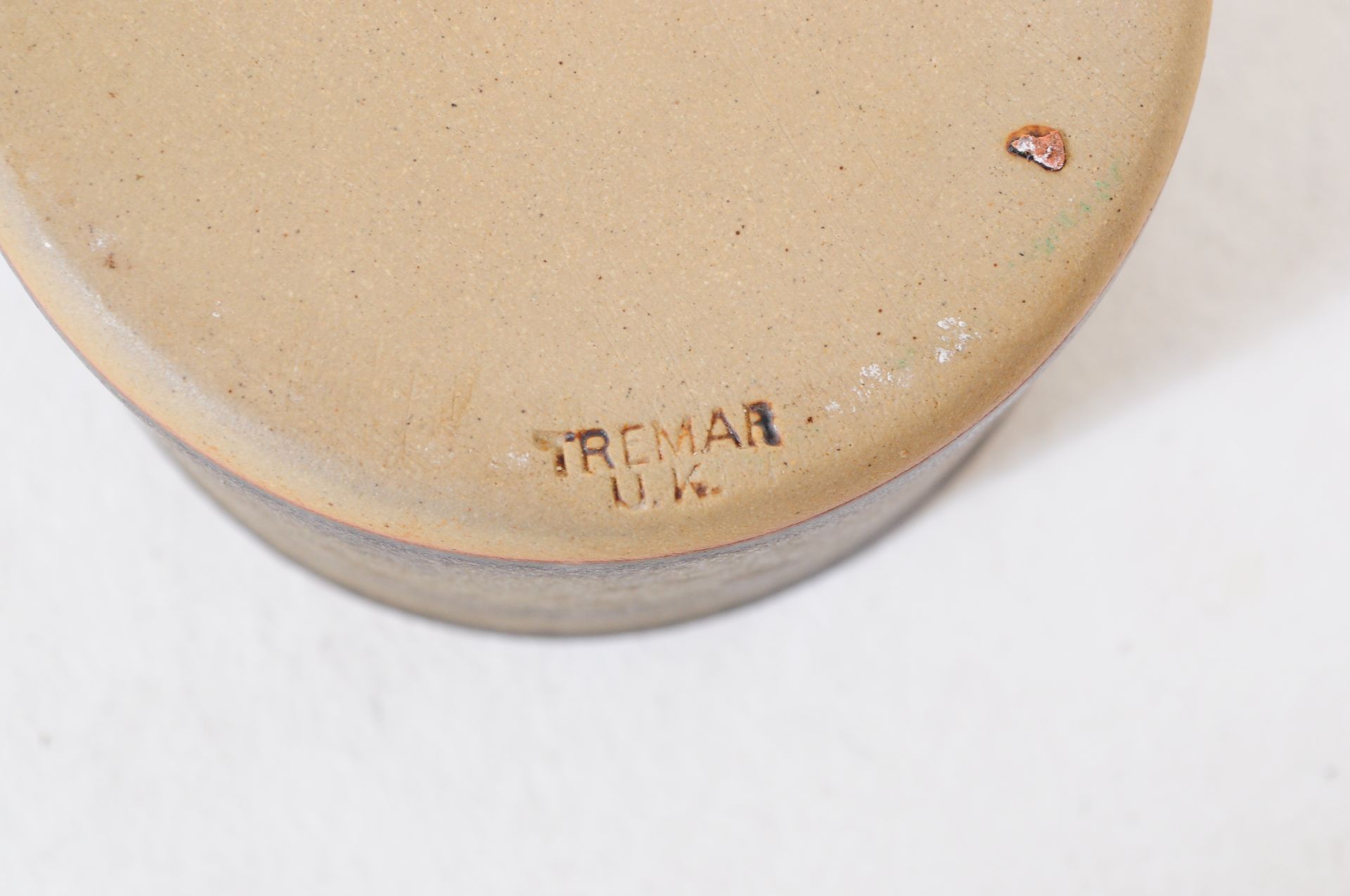 TREMAR UK STUDIO ART POTTERY - VINTAGE MID 20TH CENTURY - Image 9 of 9